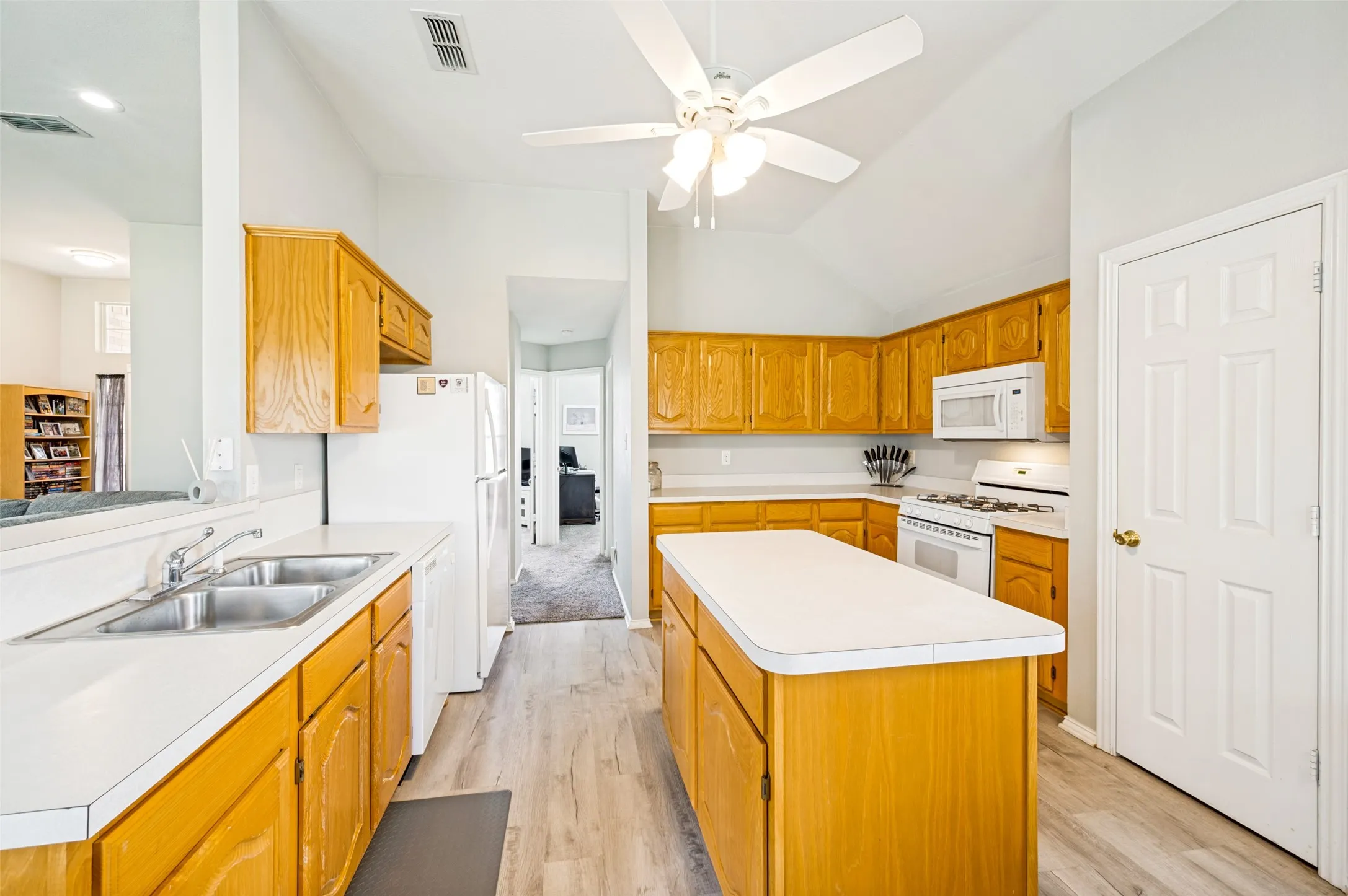 Single Family Residence For Sale in Wise County , 206 Ridge View Court, Decatur, Texas 76234, 3 Bedroom, 2 Bathroom, 2 Garage spaces, 1,470 Sqft, built in 2001, mls#21334233, Real Estate Agent in Decatur, Homes For Sale in Wise county, Homes For Sale in Decatur, Realtor in Decatur Texas, Real Estate Brokerage Independent Realty Texas, Luminita Cordes Realtor