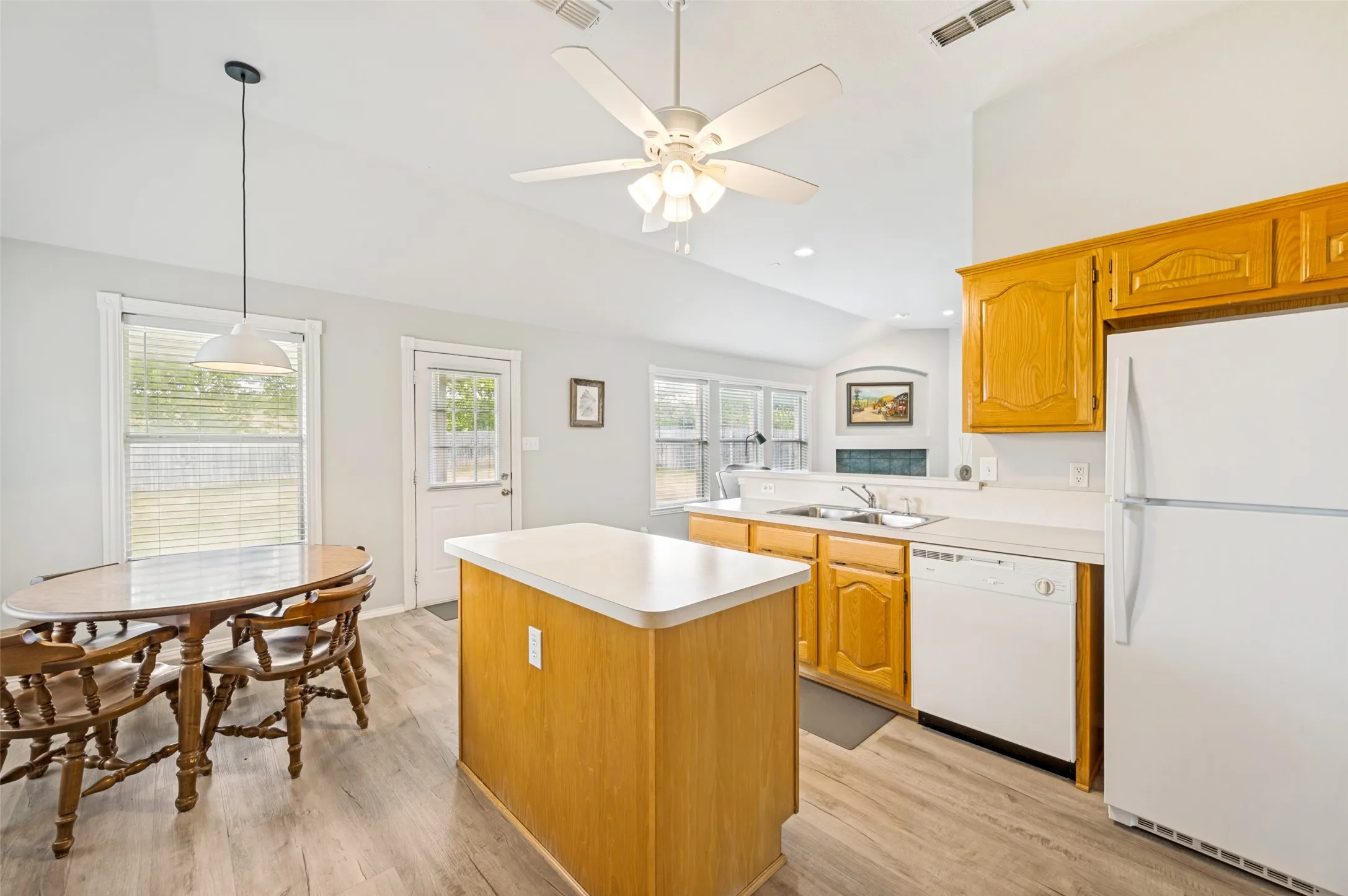 Single Family Residence For Sale in Wise County , 206 Ridge View Court, Decatur, Texas 76234, 3 Bedroom, 2 Bathroom, 2 Garage spaces, 1,470 Sqft, built in 2001, mls#21334233, Real Estate Agent in Decatur, Homes For Sale in Wise county, Homes For Sale in Decatur, Realtor in Decatur Texas, Real Estate Brokerage Independent Realty Texas, Luminita Cordes Realtor