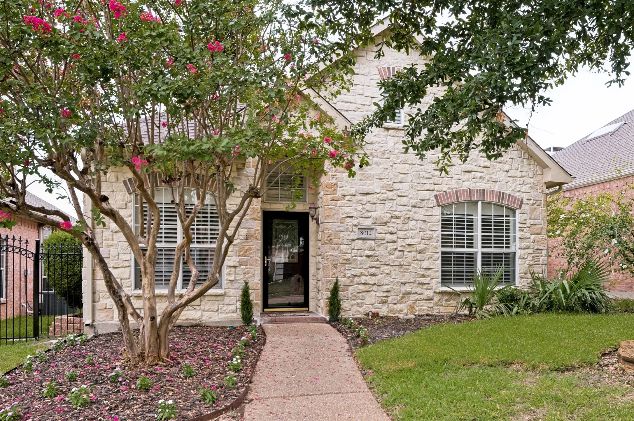 Single Family Residence For Sale in Collin County , 8012 Springmoss Drive, Plano, Texas 75025, 3 Bedroom, 2 Bathroom, 2 Garage spaces, 1,841 Sqft, built in 1998, mls#21335221, Real Estate Agent in Plano, Homes For Sale in Collin county, Homes For Sale in Plano, Realtor in Plano Texas, Real Estate Brokerage Independent Realty Texas, Luminita Cordes Realtor