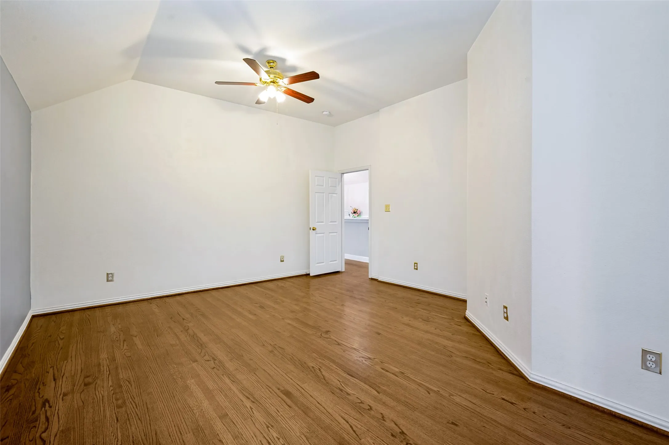 Single Family Residence For Sale in Collin County , 8012 Springmoss Drive, Plano, Texas 75025, 3 Bedroom, 2 Bathroom, 2 Garage spaces, 1,841 Sqft, built in 1998, mls#21335221, Real Estate Agent in Plano, Homes For Sale in Collin county, Homes For Sale in Plano, Realtor in Plano Texas, Real Estate Brokerage Independent Realty Texas, Luminita Cordes Realtor
