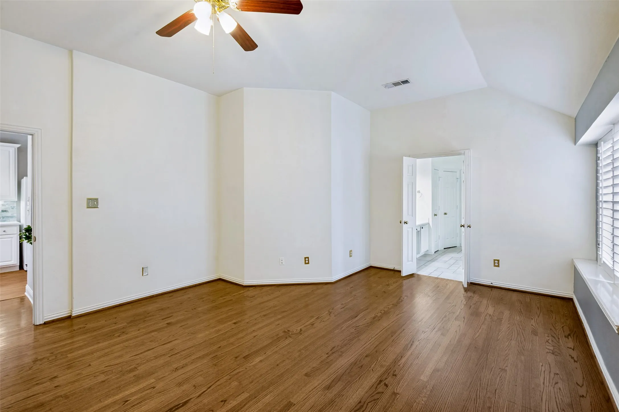 Tall Ceilings and spacious