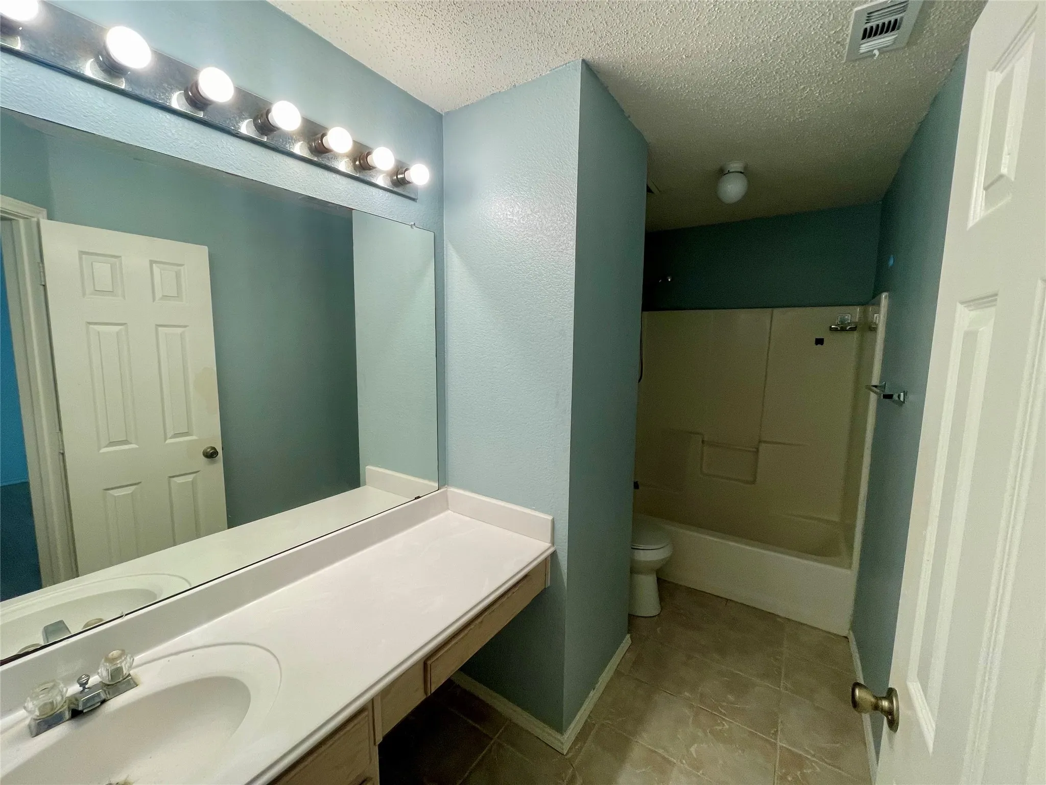 Single Family Residence For Rent in Denton County , 7520 Sunburst Trail, Denton, Texas 76210, 5 Bedroom, 3 Bathroom, 2 Garage spaces, 3,080 Sqft, built in 2001, mls#21333408, Real Estate Agent in Denton, Homes For Rent in Denton county, Homes For Rent in Denton, Realtor in Denton Texas, Real Estate Brokerage Independent Realty Texas, Luminita Cordes Realtor