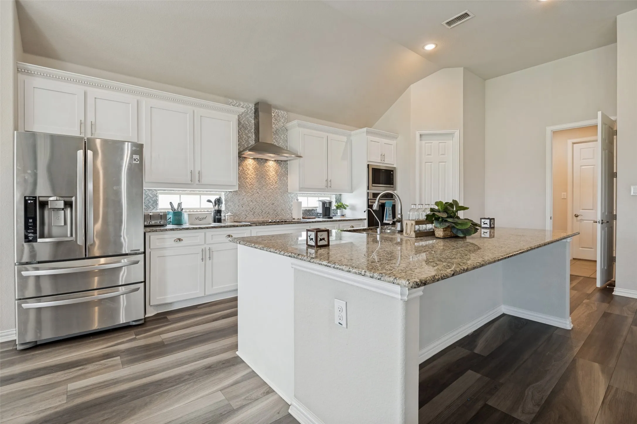 Single Family Residence For Sale in Ellis County , 217 Castle Creek Drive, Red Oak, Texas 75154, 3 Bedroom, 3 Bathroom, 3 Garage spaces, 3,879 Sqft, built in 2020, mls#21329205, Real Estate Agent in Red Oak, Homes For Sale in Ellis county, Homes For Sale in Red Oak, Realtor in Red Oak Texas, Real Estate Brokerage Independent Realty Texas, Luminita Cordes Realtor