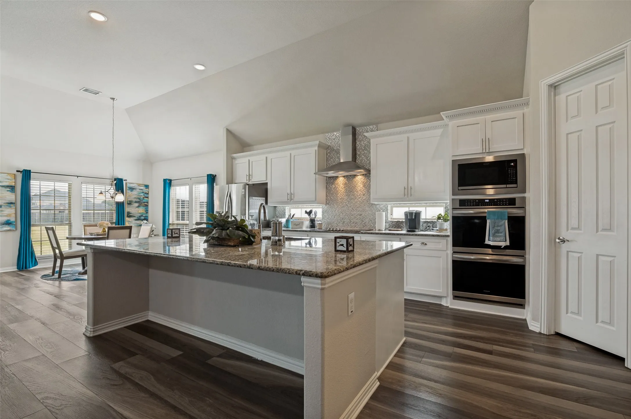 Single Family Residence For Sale in Ellis County , 217 Castle Creek Drive, Red Oak, Texas 75154, 3 Bedroom, 3 Bathroom, 3 Garage spaces, 3,879 Sqft, built in 2020, mls#21329205, Real Estate Agent in Red Oak, Homes For Sale in Ellis county, Homes For Sale in Red Oak, Realtor in Red Oak Texas, Real Estate Brokerage Independent Realty Texas, Luminita Cordes Realtor