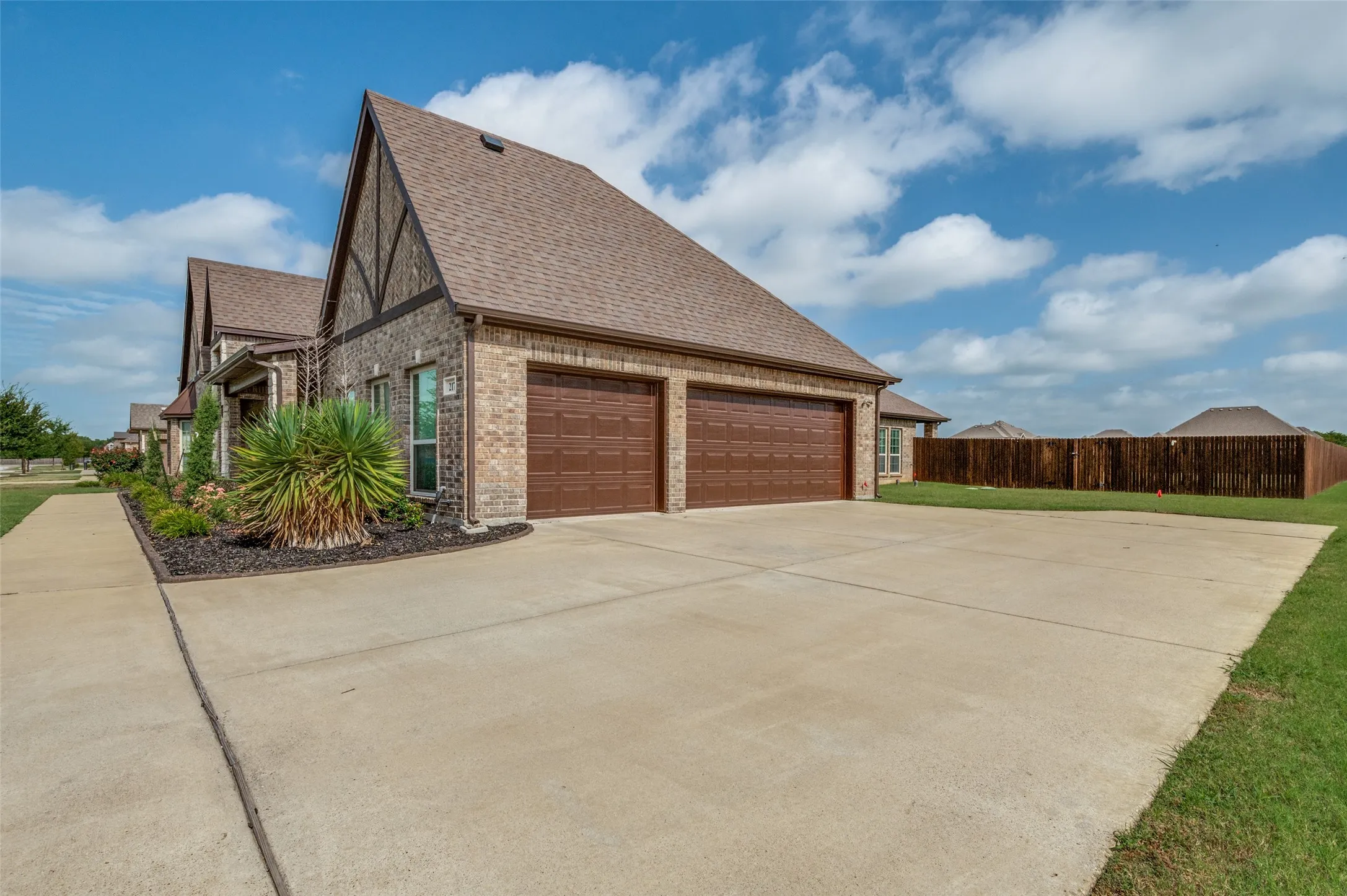 Single Family Residence For Sale in Ellis County , 217 Castle Creek Drive, Red Oak, Texas 75154, 3 Bedroom, 3 Bathroom, 3 Garage spaces, 3,879 Sqft, built in 2020, mls#21329205, Real Estate Agent in Red Oak, Homes For Sale in Ellis county, Homes For Sale in Red Oak, Realtor in Red Oak Texas, Real Estate Brokerage Independent Realty Texas, Luminita Cordes Realtor