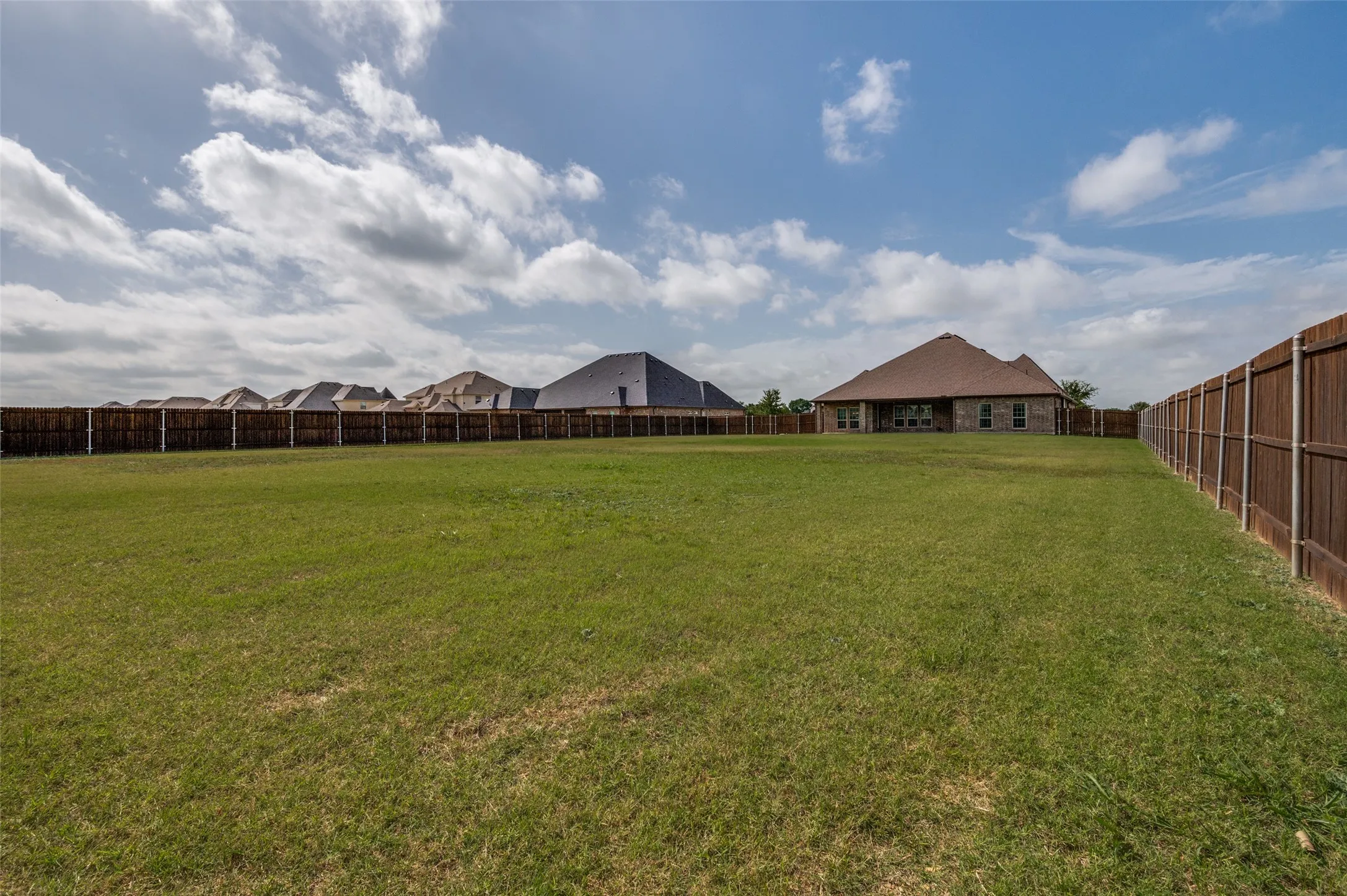 Single Family Residence For Sale in Ellis County , 217 Castle Creek Drive, Red Oak, Texas 75154, 3 Bedroom, 3 Bathroom, 3 Garage spaces, 3,879 Sqft, built in 2020, mls#21329205, Real Estate Agent in Red Oak, Homes For Sale in Ellis county, Homes For Sale in Red Oak, Realtor in Red Oak Texas, Real Estate Brokerage Independent Realty Texas, Luminita Cordes Realtor