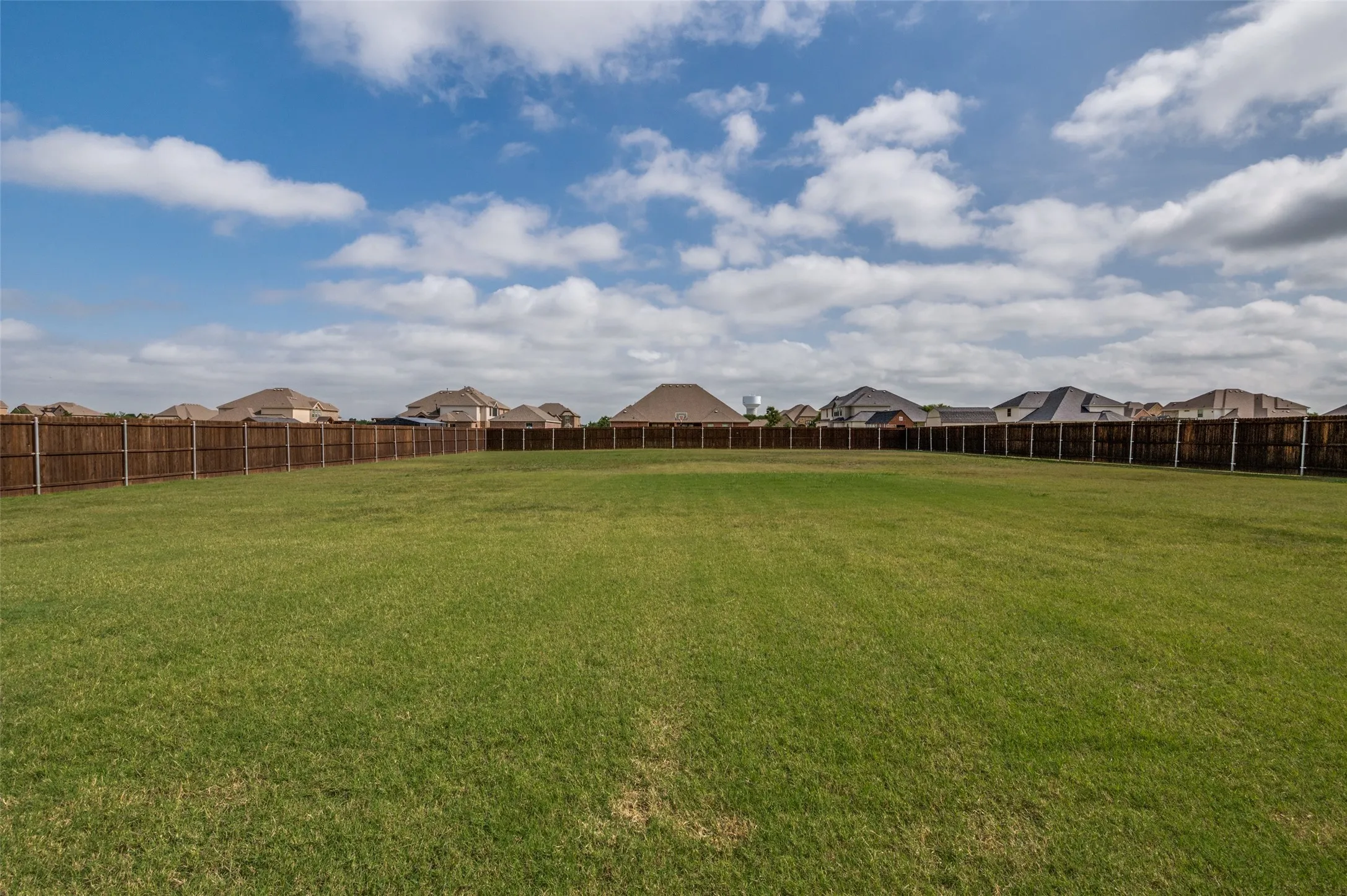 Single Family Residence For Sale in Ellis County , 217 Castle Creek Drive, Red Oak, Texas 75154, 3 Bedroom, 3 Bathroom, 3 Garage spaces, 3,879 Sqft, built in 2020, mls#21329205, Real Estate Agent in Red Oak, Homes For Sale in Ellis county, Homes For Sale in Red Oak, Realtor in Red Oak Texas, Real Estate Brokerage Independent Realty Texas, Luminita Cordes Realtor