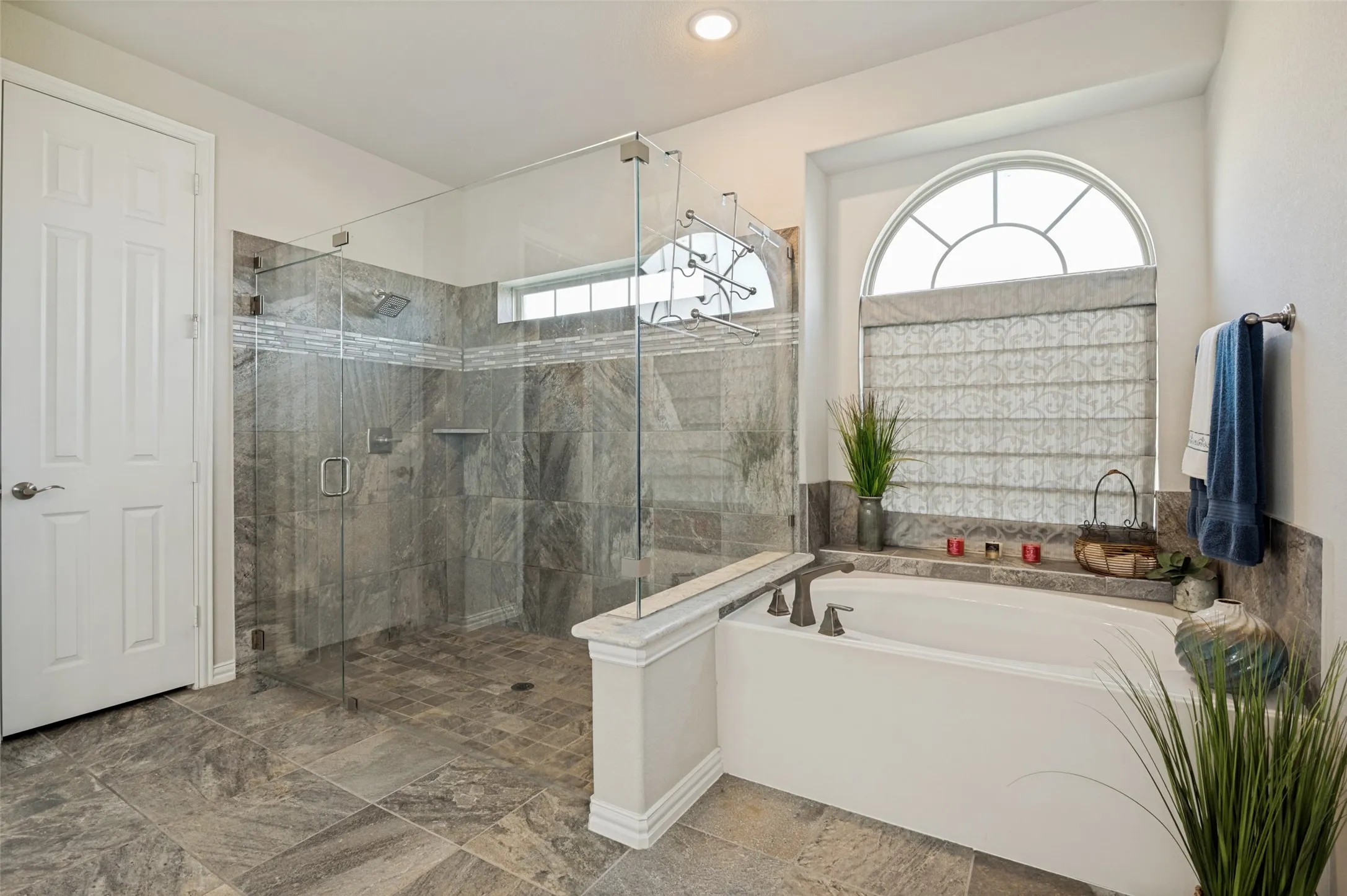 Single Family Residence For Sale in Ellis County , 217 Castle Creek Drive, Red Oak, Texas 75154, 3 Bedroom, 3 Bathroom, 3 Garage spaces, 3,879 Sqft, built in 2020, mls#21329205, Real Estate Agent in Red Oak, Homes For Sale in Ellis county, Homes For Sale in Red Oak, Realtor in Red Oak Texas, Real Estate Brokerage Independent Realty Texas, Luminita Cordes Realtor