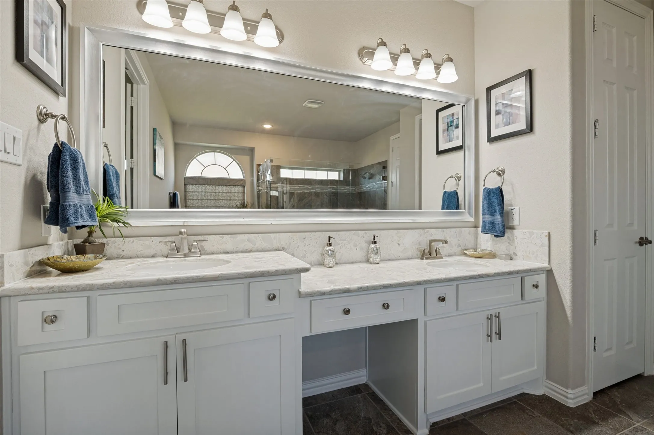 Single Family Residence For Sale in Ellis County , 217 Castle Creek Drive, Red Oak, Texas 75154, 3 Bedroom, 3 Bathroom, 3 Garage spaces, 3,879 Sqft, built in 2020, mls#21329205, Real Estate Agent in Red Oak, Homes For Sale in Ellis county, Homes For Sale in Red Oak, Realtor in Red Oak Texas, Real Estate Brokerage Independent Realty Texas, Luminita Cordes Realtor