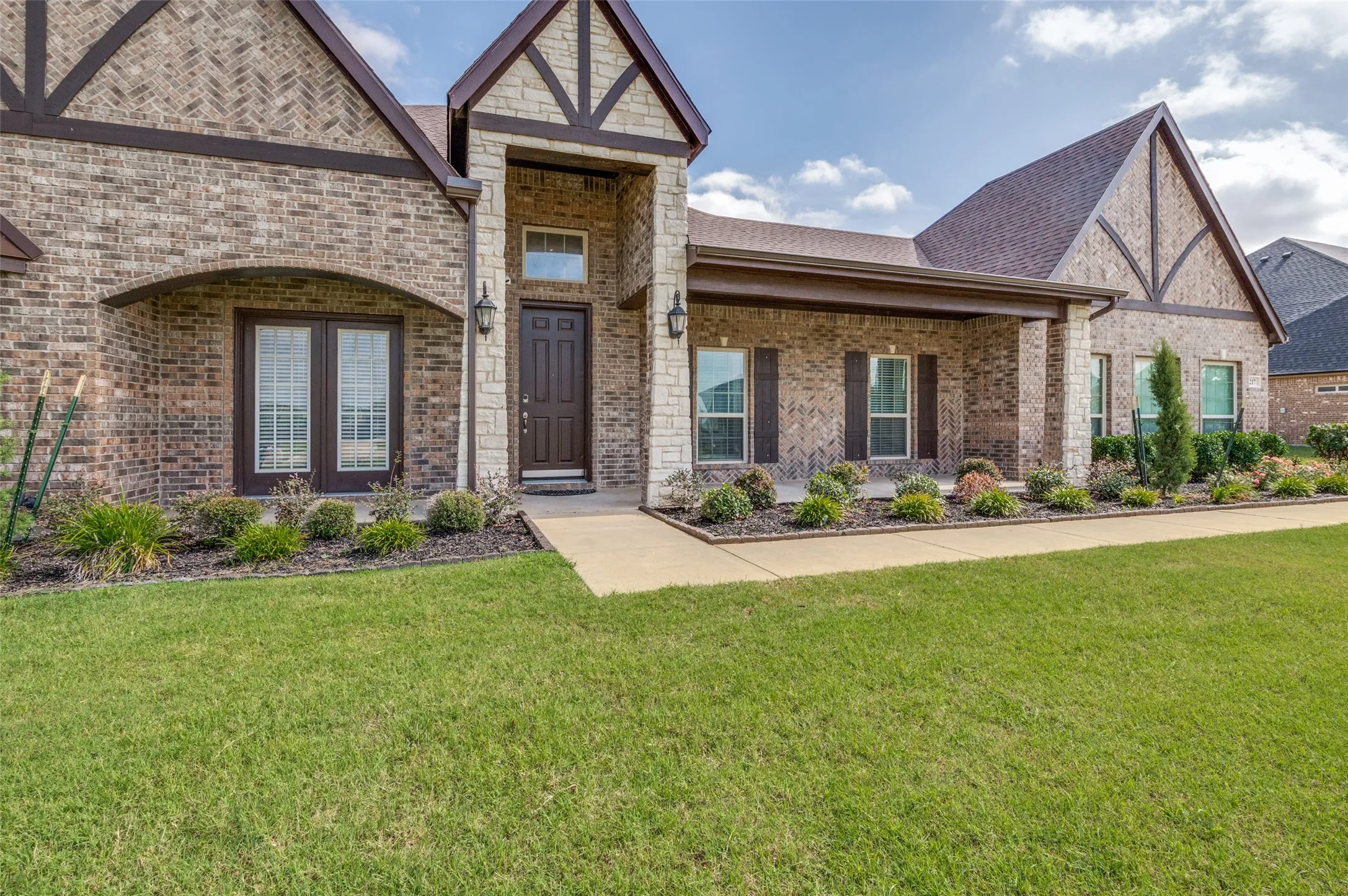 Single Family Residence For Sale in Ellis County , 217 Castle Creek Drive, Red Oak, Texas 75154, 3 Bedroom, 3 Bathroom, 3 Garage spaces, 3,879 Sqft, built in 2020, mls#21329205, Real Estate Agent in Red Oak, Homes For Sale in Ellis county, Homes For Sale in Red Oak, Realtor in Red Oak Texas, Real Estate Brokerage Independent Realty Texas, Luminita Cordes Realtor
