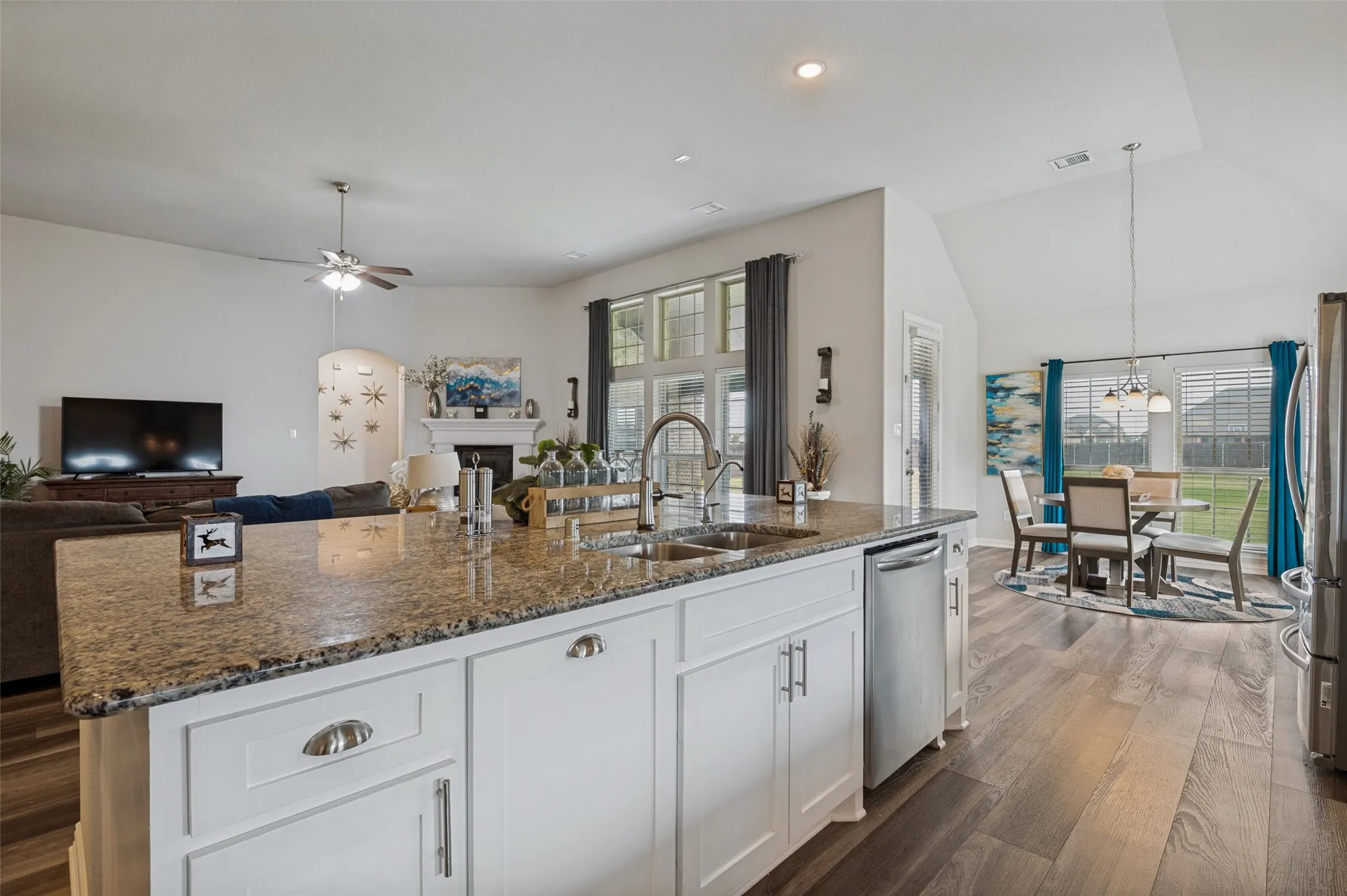 Single Family Residence For Sale in Ellis County , 217 Castle Creek Drive, Red Oak, Texas 75154, 3 Bedroom, 3 Bathroom, 3 Garage spaces, 3,879 Sqft, built in 2020, mls#21329205, Real Estate Agent in Red Oak, Homes For Sale in Ellis county, Homes For Sale in Red Oak, Realtor in Red Oak Texas, Real Estate Brokerage Independent Realty Texas, Luminita Cordes Realtor