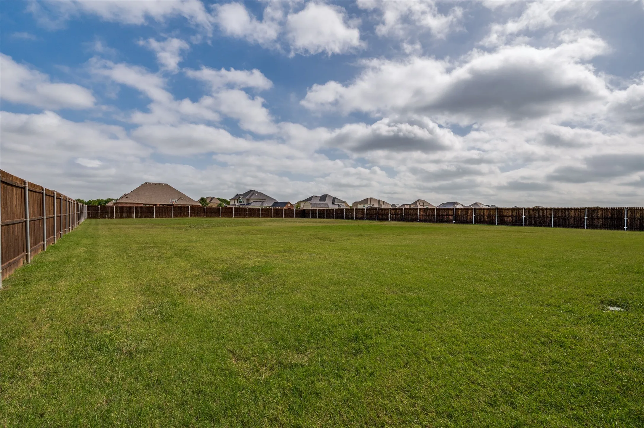 Single Family Residence For Sale in Ellis County , 217 Castle Creek Drive, Red Oak, Texas 75154, 3 Bedroom, 3 Bathroom, 3 Garage spaces, 3,879 Sqft, built in 2020, mls#21329205, Real Estate Agent in Red Oak, Homes For Sale in Ellis county, Homes For Sale in Red Oak, Realtor in Red Oak Texas, Real Estate Brokerage Independent Realty Texas, Luminita Cordes Realtor