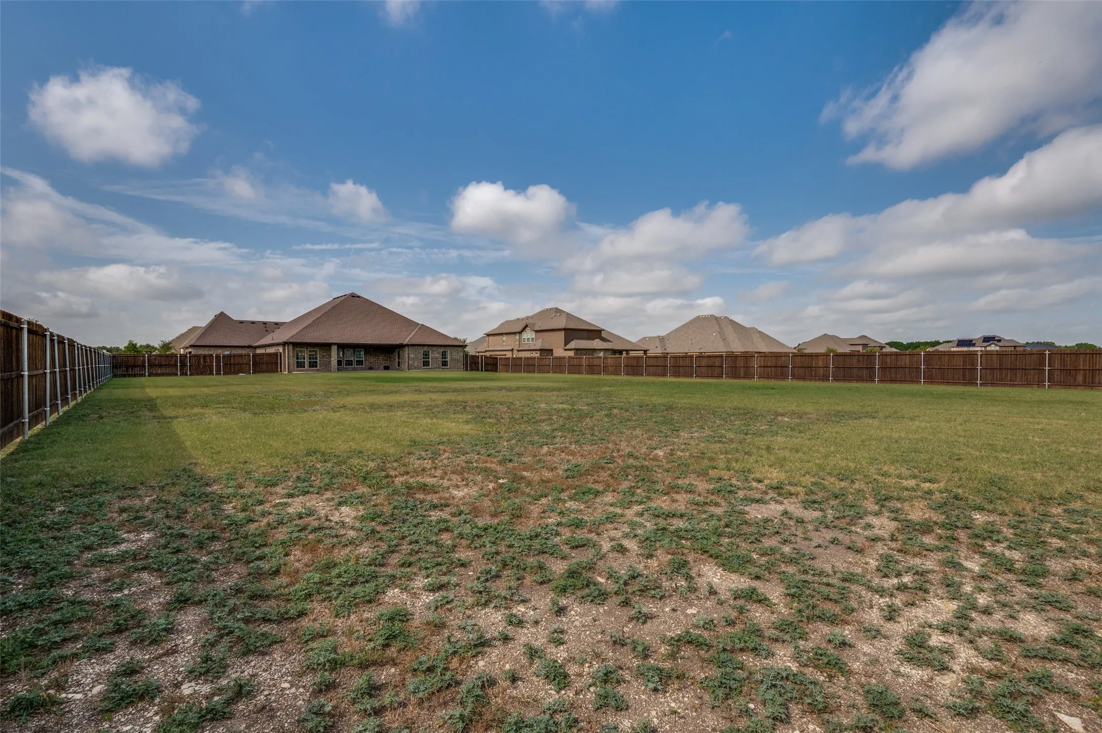 Single Family Residence For Sale in Ellis County , 217 Castle Creek Drive, Red Oak, Texas 75154, 3 Bedroom, 3 Bathroom, 3 Garage spaces, 3,879 Sqft, built in 2020, mls#21329205, Real Estate Agent in Red Oak, Homes For Sale in Ellis county, Homes For Sale in Red Oak, Realtor in Red Oak Texas, Real Estate Brokerage Independent Realty Texas, Luminita Cordes Realtor