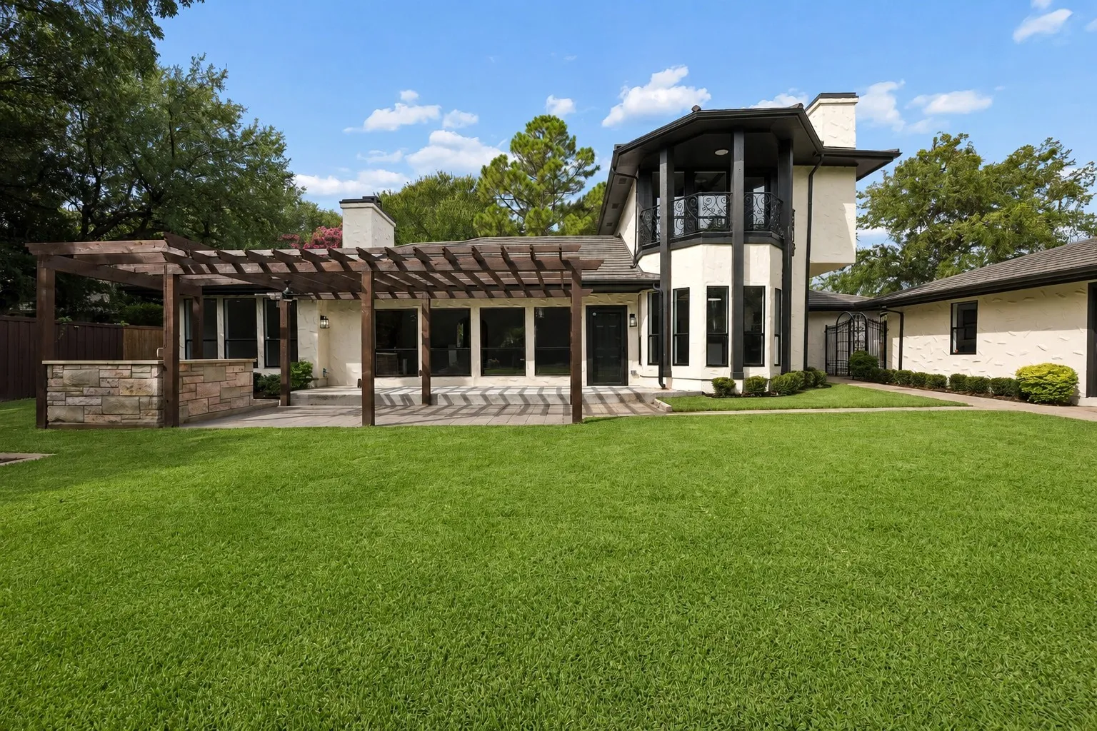 Single Family Residence For Sale in Dallas County , 700 Crestview Lane, Seagoville, Texas 75159, 4 Bedroom, 4 Bathroom, 3 Garage spaces, 2,614 Sqft, built in 1979, Price $465,000, mls#21334538, Real Estate Agent in Seagoville, Homes For Sale in Dallas county, Homes For Sale in Seagoville, Realtor in Seagoville Texas, Real Estate Brokerage Independent Realty Texas, Luminita Cordes Realtor
