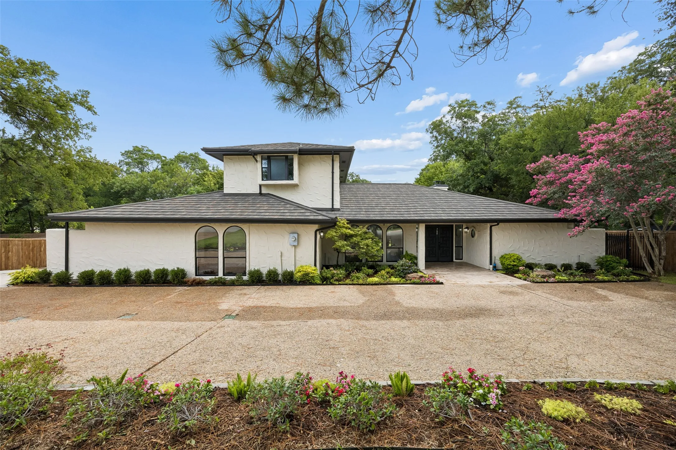 Single Family Residence For Sale in Dallas County , 700 Crestview Lane, Seagoville, Texas 75159, 4 Bedroom, 4 Bathroom, 3 Garage spaces, 2,614 Sqft, built in 1979, Price $465,000, mls#21334538, Real Estate Agent in Seagoville, Homes For Sale in Dallas county, Homes For Sale in Seagoville, Realtor in Seagoville Texas, Real Estate Brokerage Independent Realty Texas, Luminita Cordes Realtor