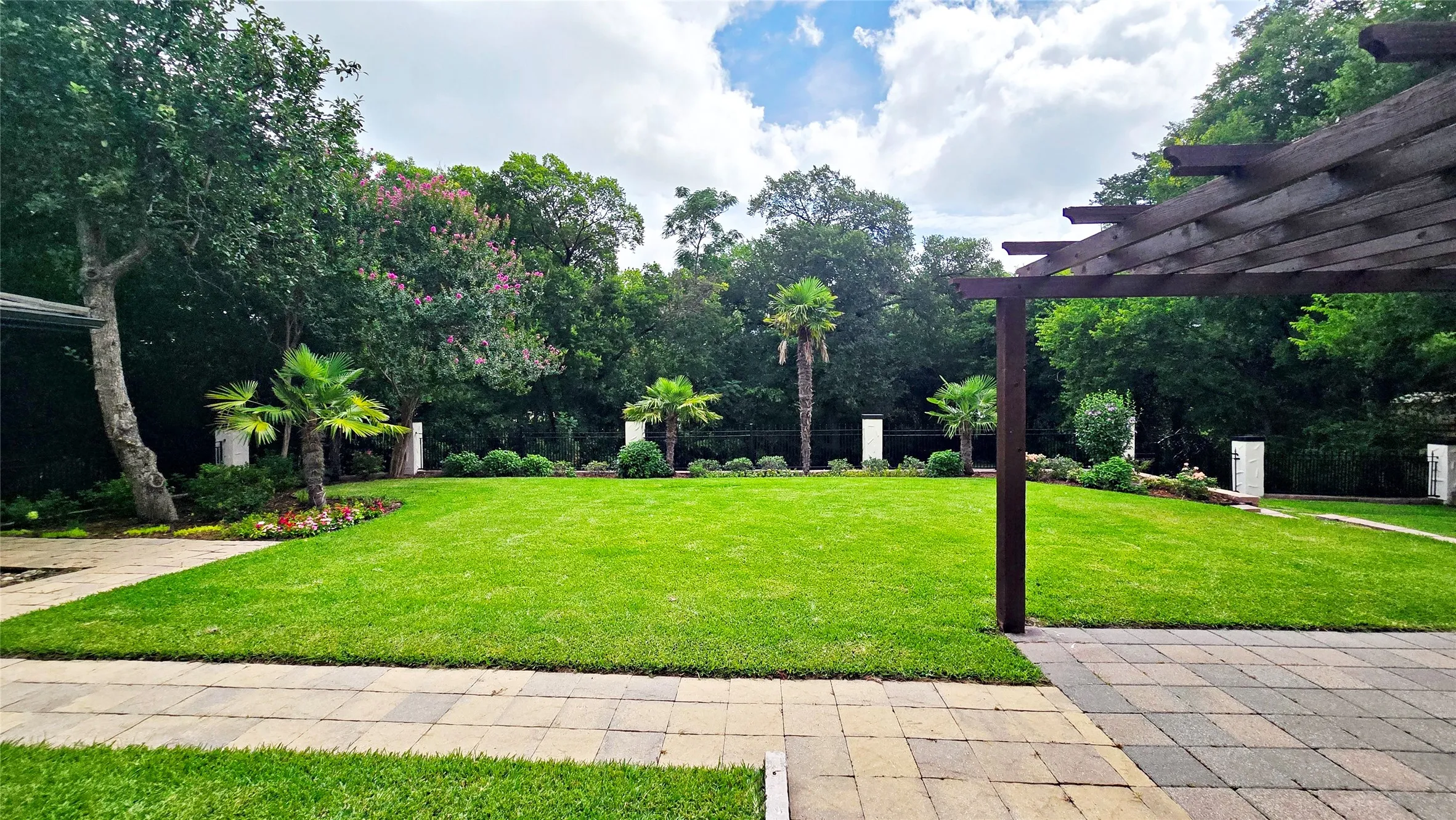Single Family Residence For Sale in Dallas County , 700 Crestview Lane, Seagoville, Texas 75159, 4 Bedroom, 4 Bathroom, 3 Garage spaces, 2,614 Sqft, built in 1979, Price $465,000, mls#21334538, Real Estate Agent in Seagoville, Homes For Sale in Dallas county, Homes For Sale in Seagoville, Realtor in Seagoville Texas, Real Estate Brokerage Independent Realty Texas, Luminita Cordes Realtor