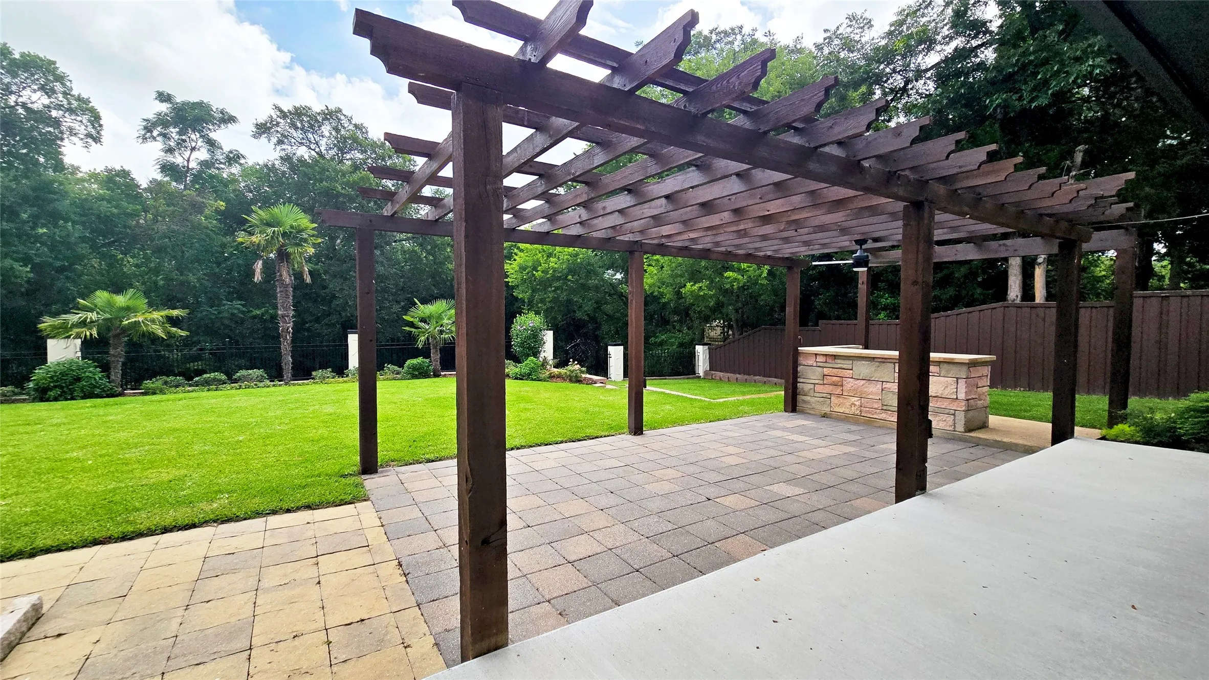 Single Family Residence For Sale in Dallas County , 700 Crestview Lane, Seagoville, Texas 75159, 4 Bedroom, 4 Bathroom, 3 Garage spaces, 2,614 Sqft, built in 1979, Price $465,000, mls#21334538, Real Estate Agent in Seagoville, Homes For Sale in Dallas county, Homes For Sale in Seagoville, Realtor in Seagoville Texas, Real Estate Brokerage Independent Realty Texas, Luminita Cordes Realtor