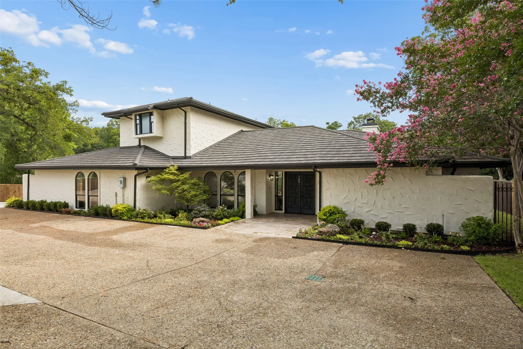 Single Family Residence For Sale in Dallas County , 700 Crestview Lane, Seagoville, Texas 75159, 4 Bedroom, 4 Bathroom, 3 Garage spaces, 2,614 Sqft, built in 1979, Price $465,000, mls#21334538, Real Estate Agent in Seagoville, Homes For Sale in Dallas county, Homes For Sale in Seagoville, Realtor in Seagoville Texas, Real Estate Brokerage Independent Realty Texas, Luminita Cordes Realtor