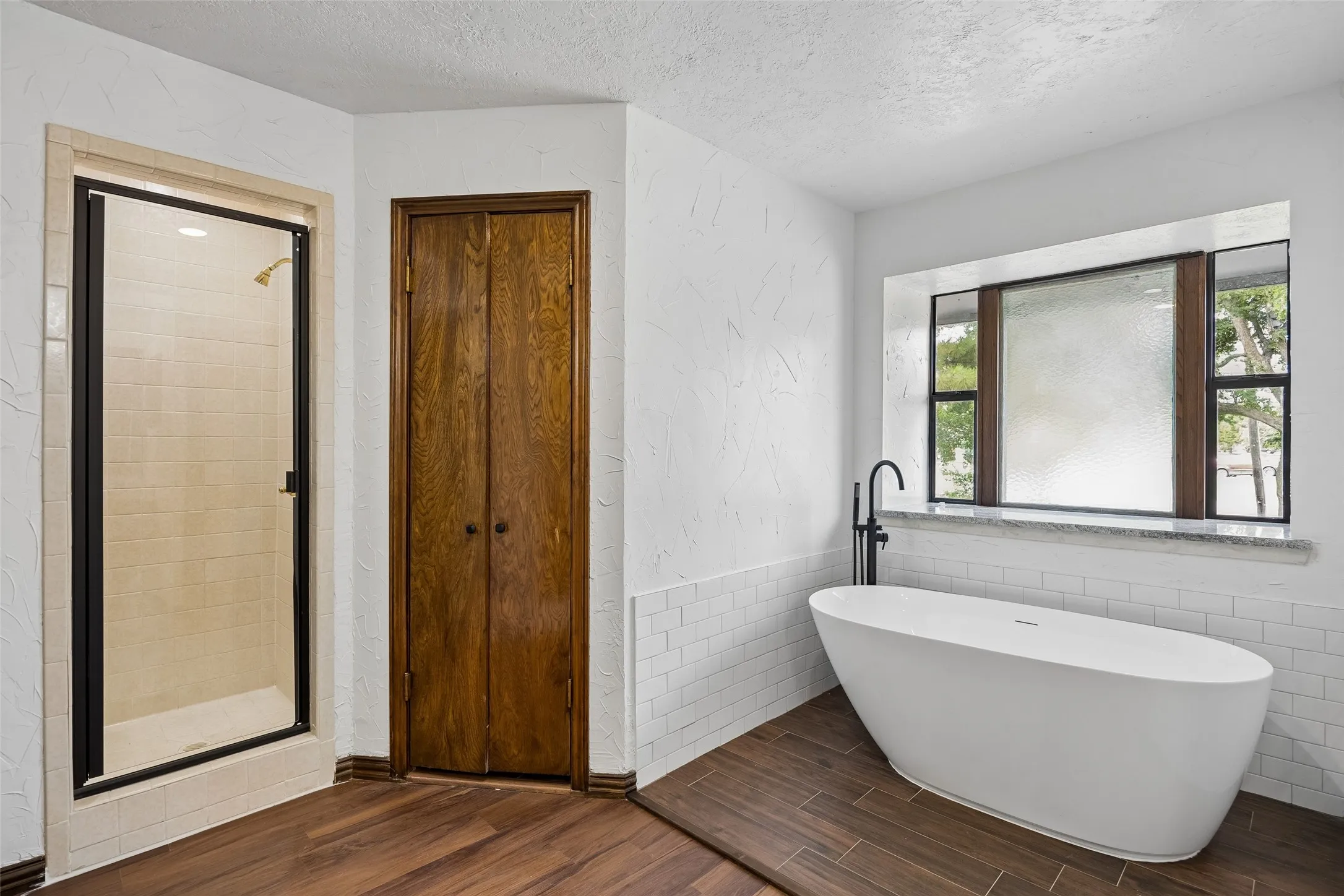 Single Family Residence For Sale in Dallas County , 700 Crestview Lane, Seagoville, Texas 75159, 4 Bedroom, 4 Bathroom, 3 Garage spaces, 2,614 Sqft, built in 1979, Price $465,000, mls#21334538, Real Estate Agent in Seagoville, Homes For Sale in Dallas county, Homes For Sale in Seagoville, Realtor in Seagoville Texas, Real Estate Brokerage Independent Realty Texas, Luminita Cordes Realtor