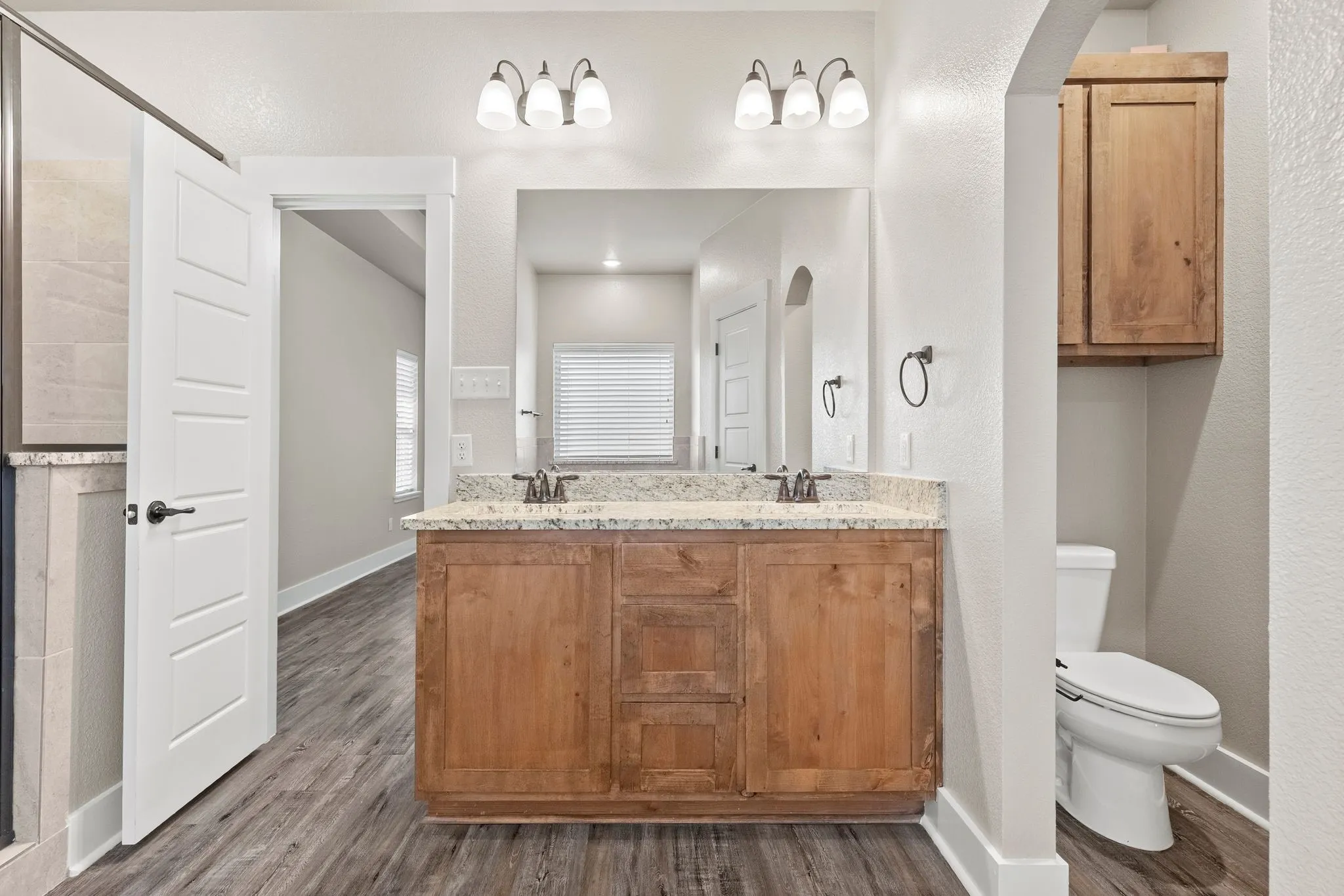 Double vanity, granite countertop