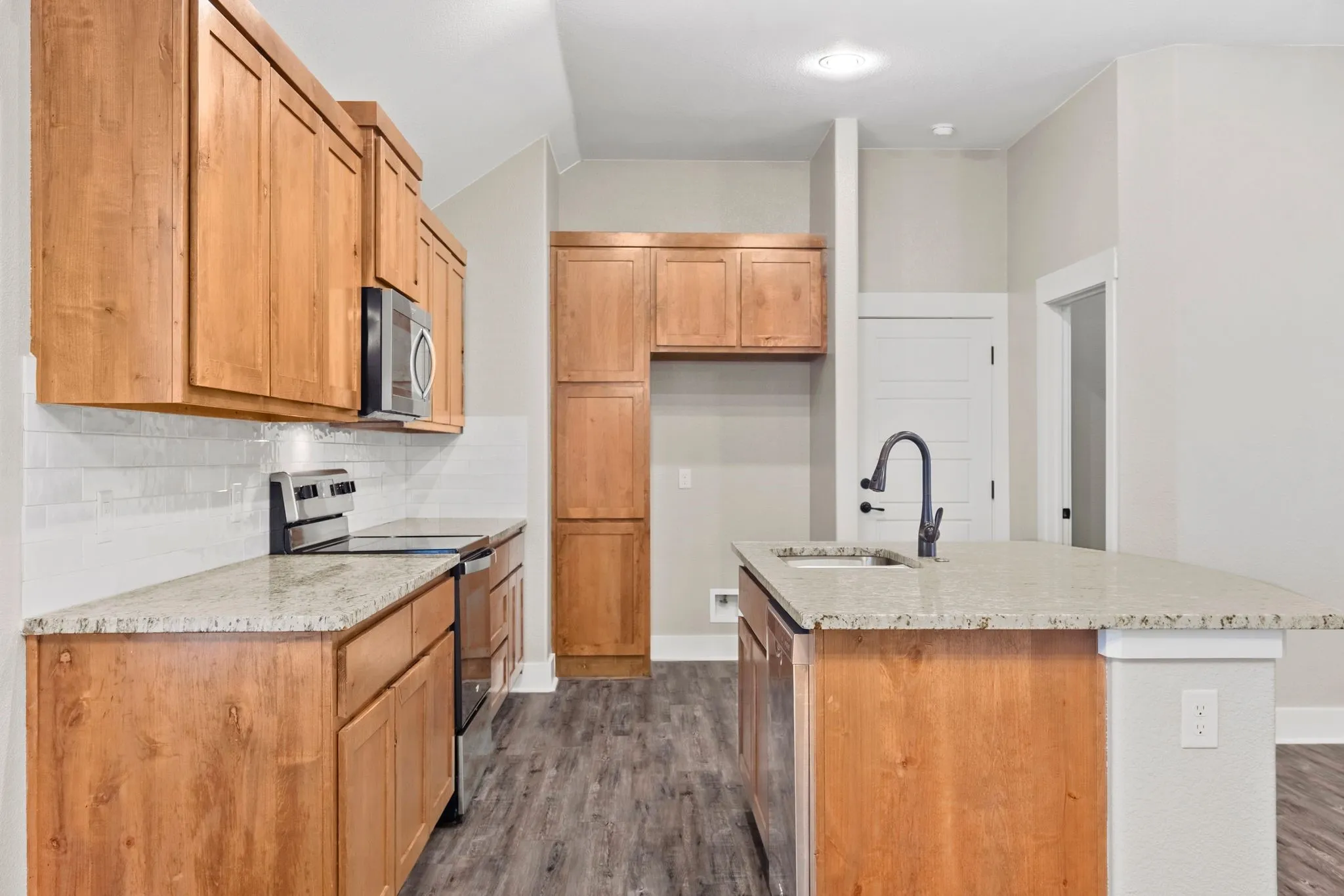 Single Family Residence For Sale in Hunt County , 411 Mesa Drive, Lone Oak, Texas 75453, 3 Bedroom, 2 Bathroom, 2 Garage spaces, 1,591 Sqft, built in 2020, mls#21334543, Real Estate Agent in Lone Oak, Homes For Sale in Hunt county, Homes For Sale in Lone Oak, Realtor in Lone Oak Texas, Real Estate Brokerage Independent Realty Texas, Luminita Cordes Realtor