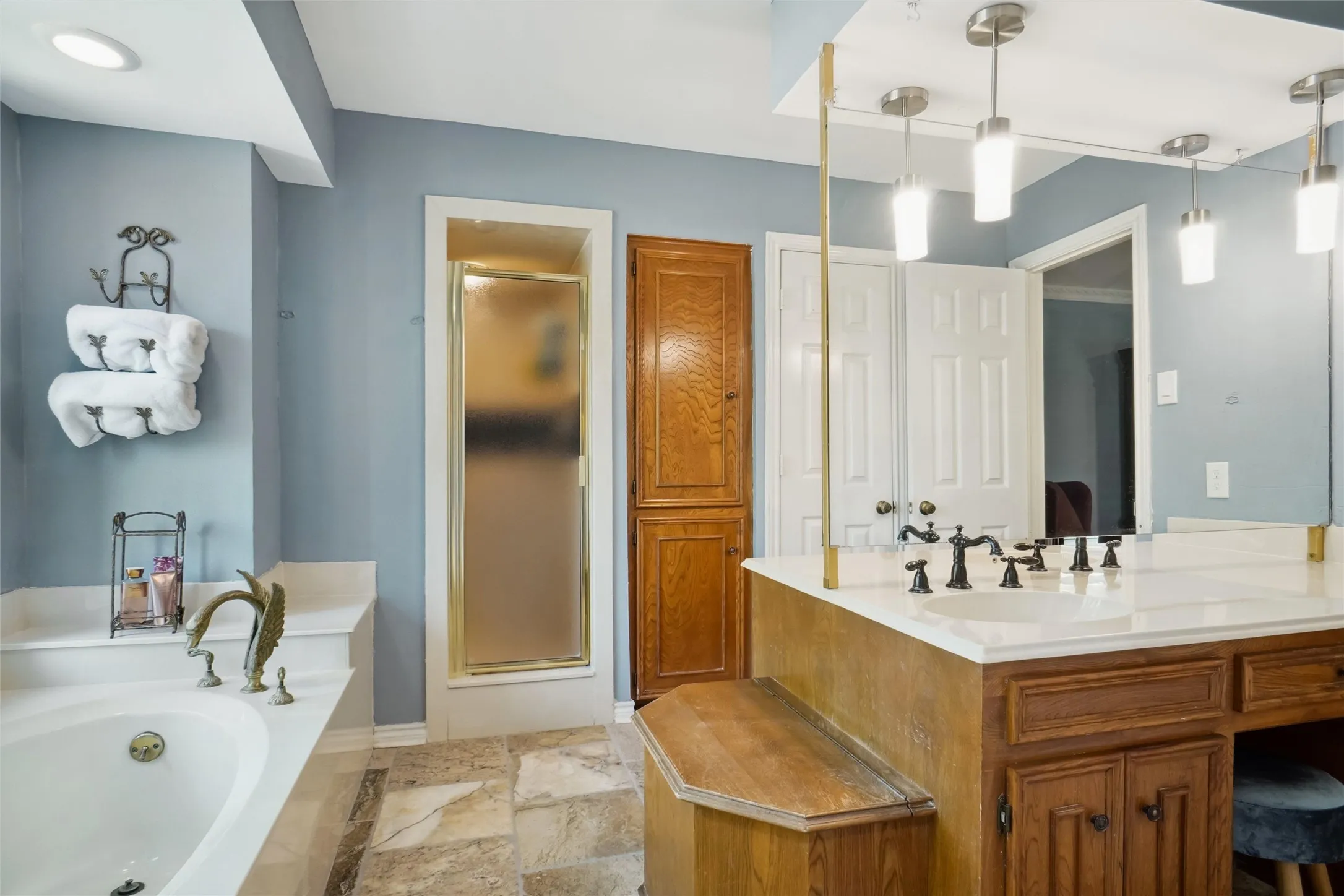 Single Family Residence For Sale in Dallas County , 2833 S Country Club Road, Garland, Texas 75043, 4 Bedrooms, 3 Bathrooms, 2 Garage spaces, 3,083 Sqft, built in 1977, Price $459,000, mls#21334869, Real Estate Agent in Garland, Homes For Sale in Dallas county, Homes For Sale in Garland, Realtor in Garland Texas, Real Estate Brokerage Independent Realty Texas, Luminita Cordes Realtor