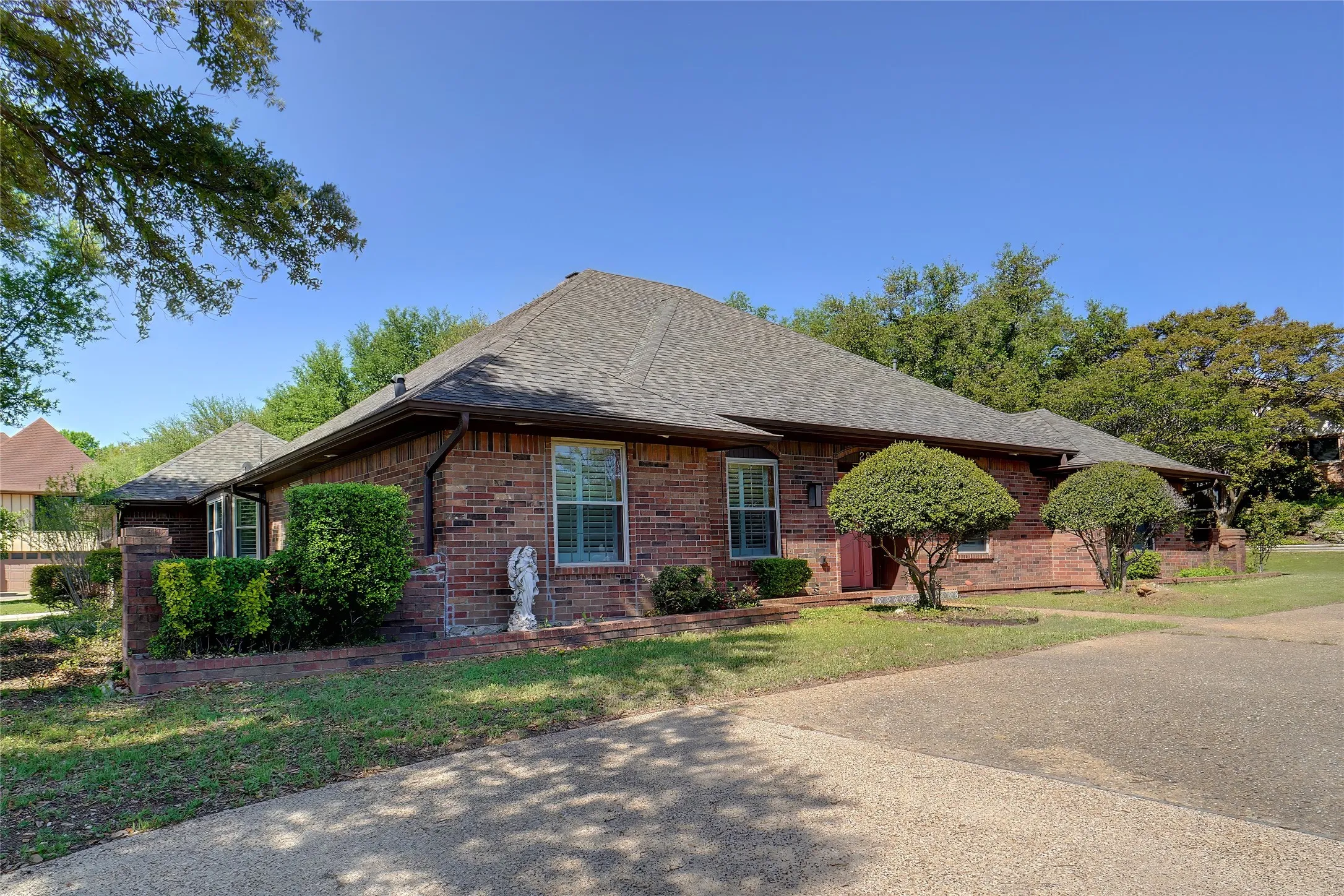 Single Family Residence For Sale in Dallas County , 2833 S Country Club Road, Garland, Texas 75043, 4 Bedrooms, 3 Bathrooms, 2 Garage spaces, 3,083 Sqft, built in 1977, Price $459,000, mls#21334869, Real Estate Agent in Garland, Homes For Sale in Dallas county, Homes For Sale in Garland, Realtor in Garland Texas, Real Estate Brokerage Independent Realty Texas, Luminita Cordes Realtor