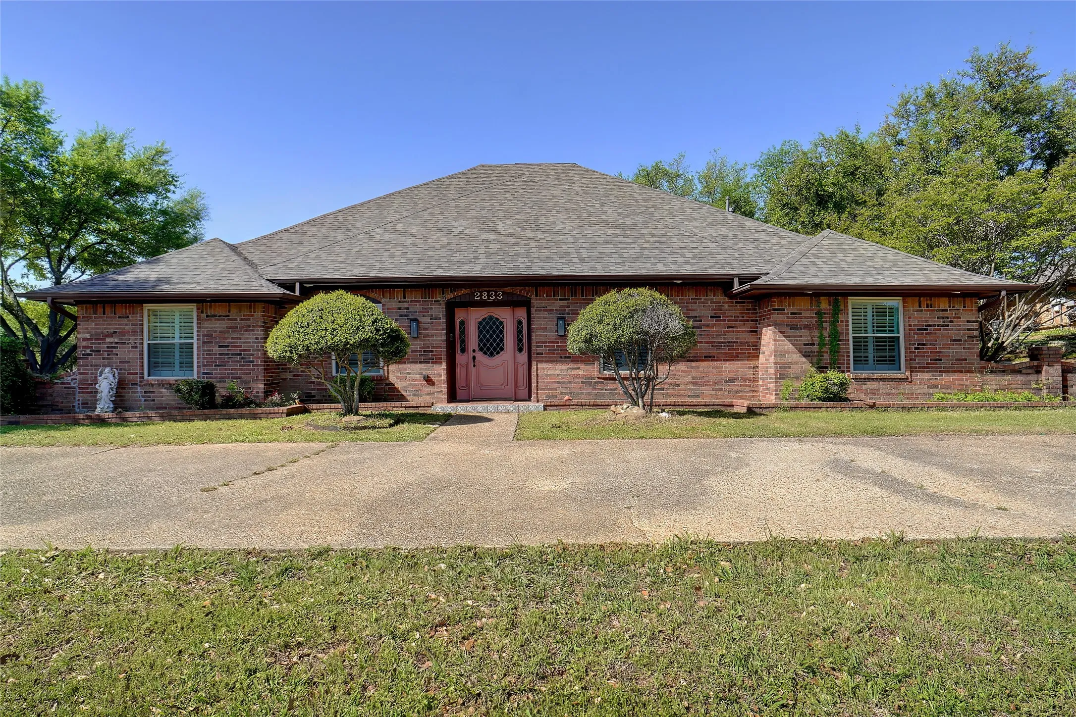 Single Family Residence For Sale in Dallas County , 2833 S Country Club Road, Garland, Texas 75043, 4 Bedrooms, 3 Bathrooms, 2 Garage spaces, 3,083 Sqft, built in 1977, Price $459,000, mls#21334869, Real Estate Agent in Garland, Homes For Sale in Dallas county, Homes For Sale in Garland, Realtor in Garland Texas, Real Estate Brokerage Independent Realty Texas, Luminita Cordes Realtor