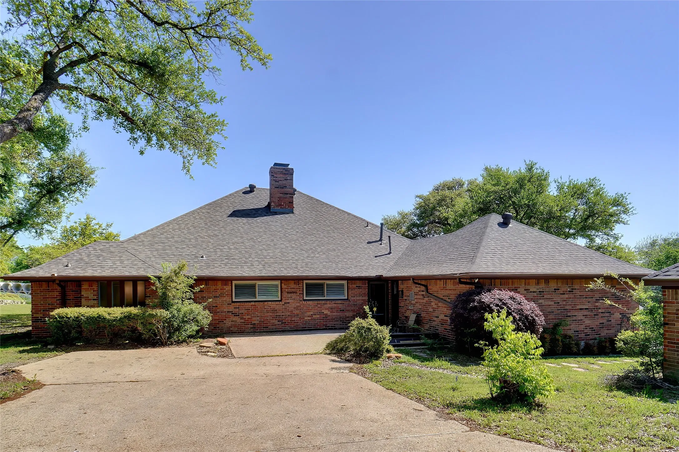 Single Family Residence For Sale in Dallas County , 2833 S Country Club Road, Garland, Texas 75043, 4 Bedrooms, 3 Bathrooms, 2 Garage spaces, 3,083 Sqft, built in 1977, Price $459,000, mls#21334869, Real Estate Agent in Garland, Homes For Sale in Dallas county, Homes For Sale in Garland, Realtor in Garland Texas, Real Estate Brokerage Independent Realty Texas, Luminita Cordes Realtor