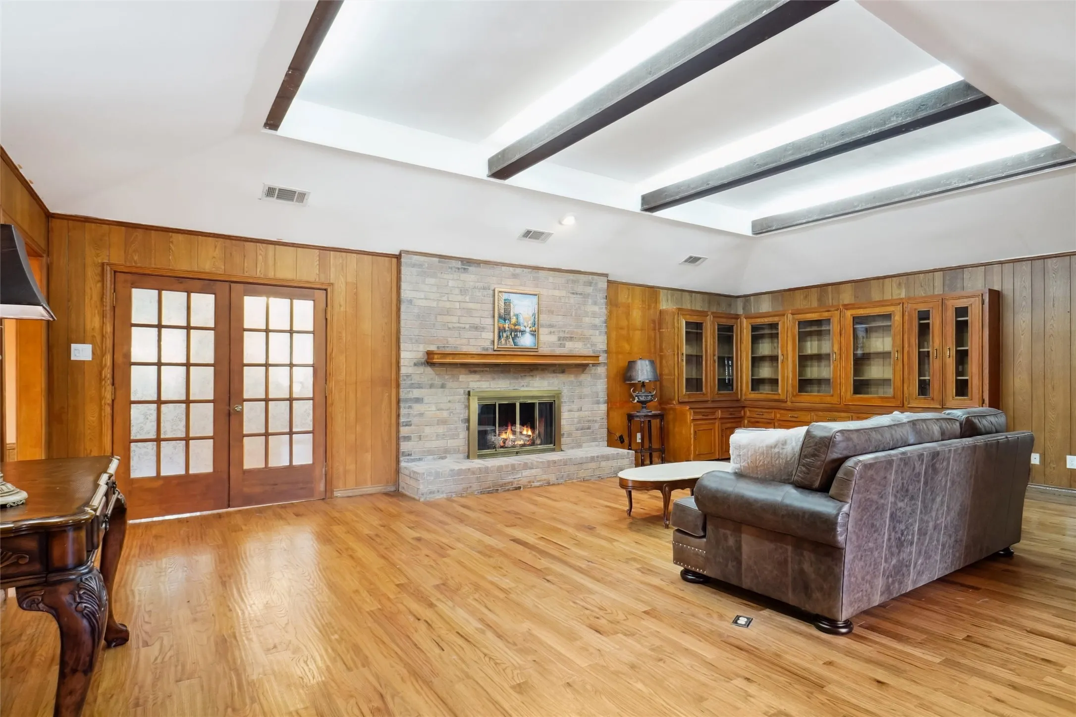 Single Family Residence For Sale in Dallas County , 2833 S Country Club Road, Garland, Texas 75043, 4 Bedrooms, 3 Bathrooms, 2 Garage spaces, 3,083 Sqft, built in 1977, Price $459,000, mls#21334869, Real Estate Agent in Garland, Homes For Sale in Dallas county, Homes For Sale in Garland, Realtor in Garland Texas, Real Estate Brokerage Independent Realty Texas, Luminita Cordes Realtor