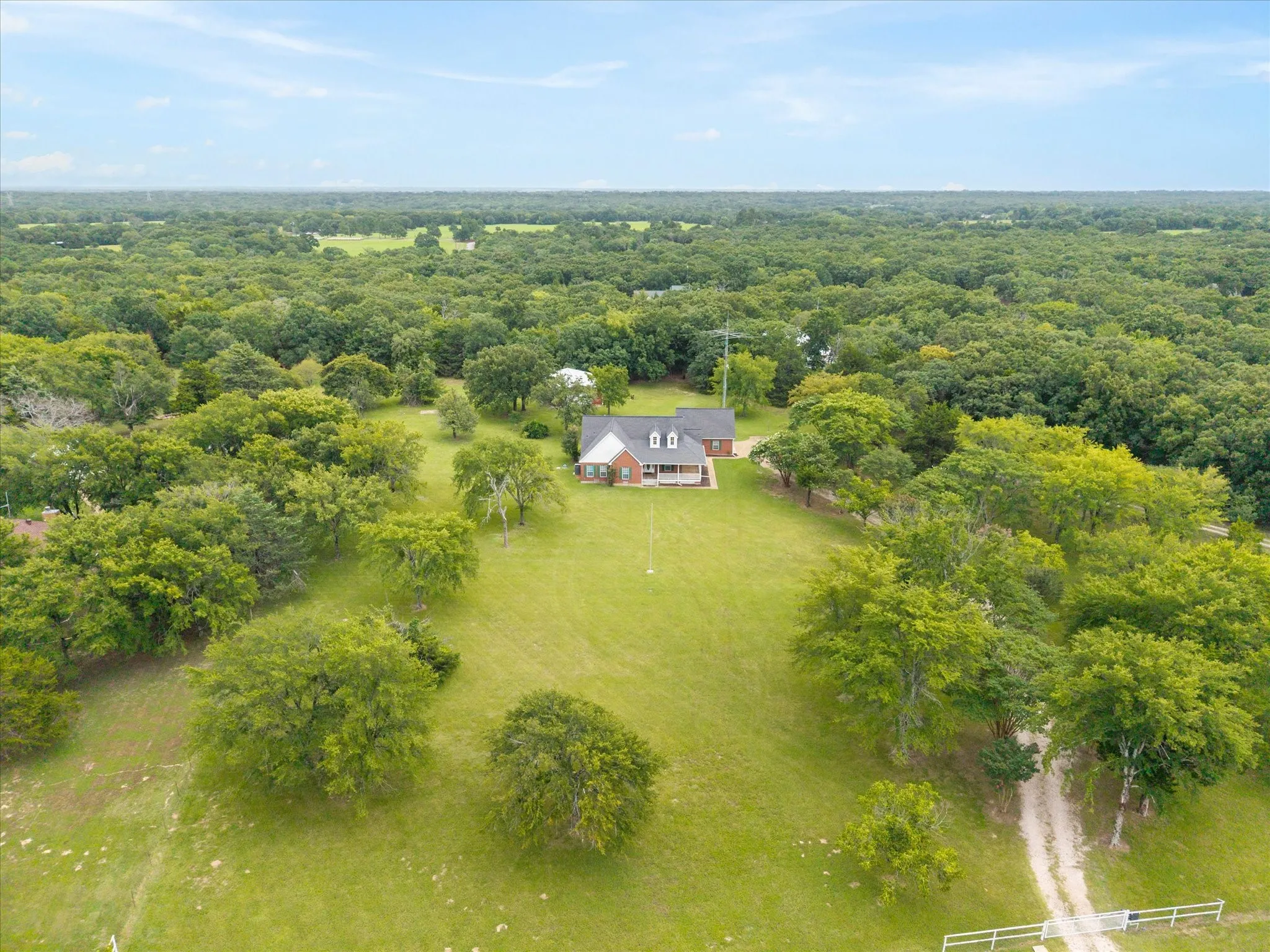 Single Family Residence For Sale in Hunt County , 10495 Holly Creek Road, Terrell, Texas 75160, 3 Bedroom, 2 Bathroom, 2 Garage spaces, 1,934 Sqft, built in 1998, mls#21335284, Real Estate Agent in Terrell, Homes For Sale in Hunt county, Homes For Sale in Terrell, Realtor in Terrell Texas, Real Estate Brokerage Independent Realty Texas, Luminita Cordes Realtor