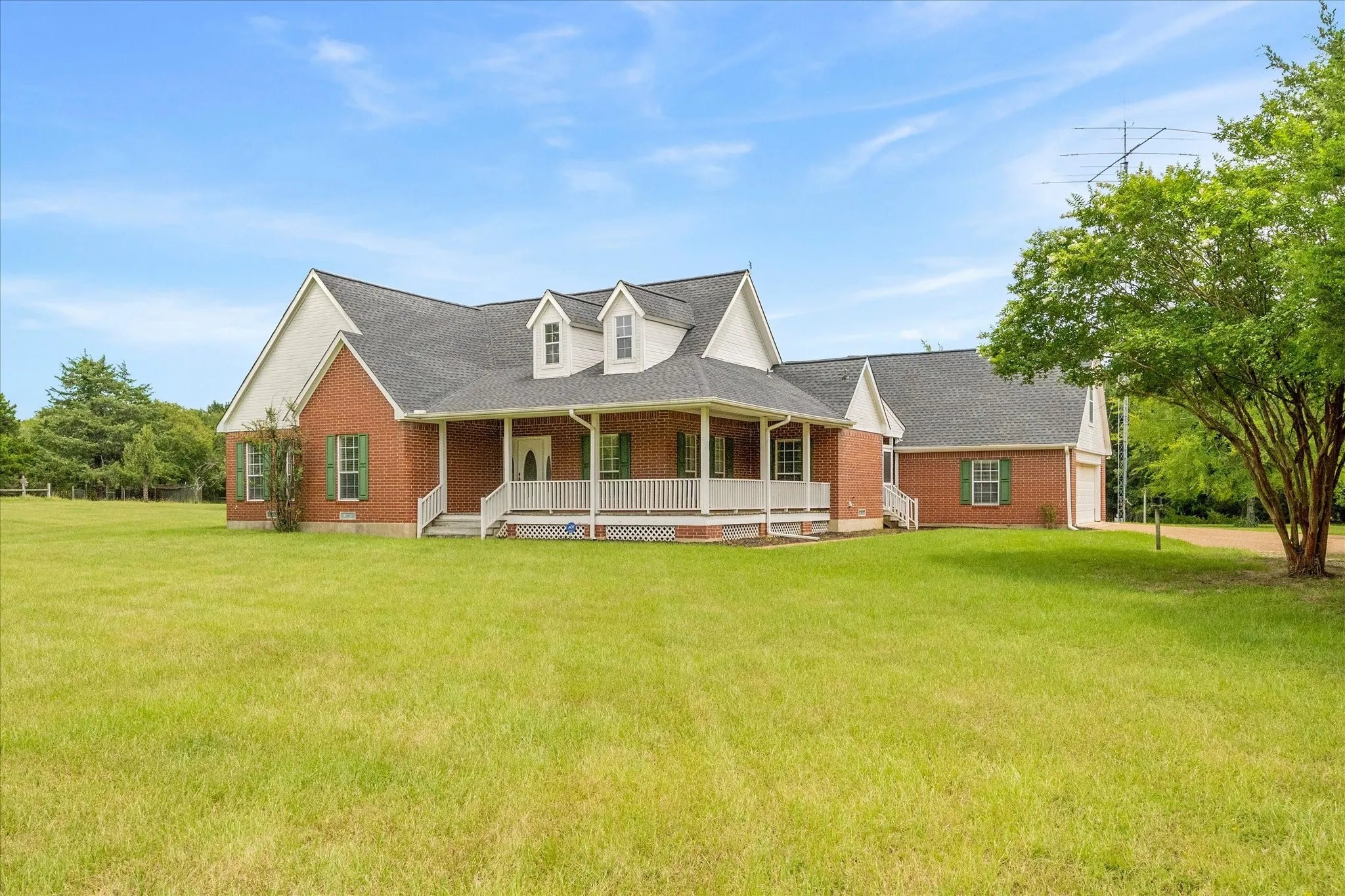 Single Family Residence For Sale in Hunt County , 10495 Holly Creek Road, Terrell, Texas 75160, 3 Bedroom, 2 Bathroom, 2 Garage spaces, 1,934 Sqft, built in 1998, mls#21335284, Real Estate Agent in Terrell, Homes For Sale in Hunt county, Homes For Sale in Terrell, Realtor in Terrell Texas, Real Estate Brokerage Independent Realty Texas, Luminita Cordes Realtor