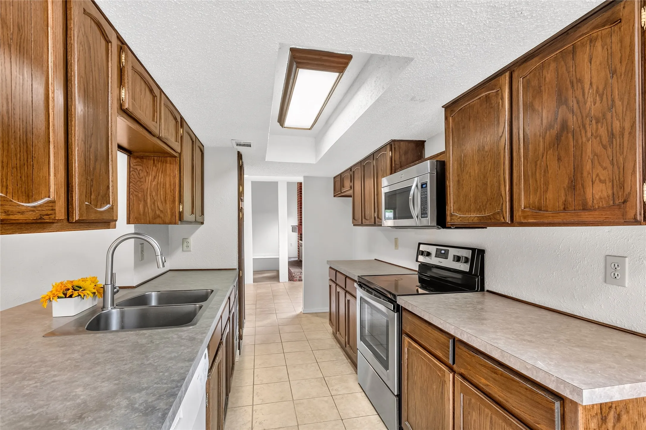 Who doesn't love a Galley Kitchen, makes it so easy on the Chef