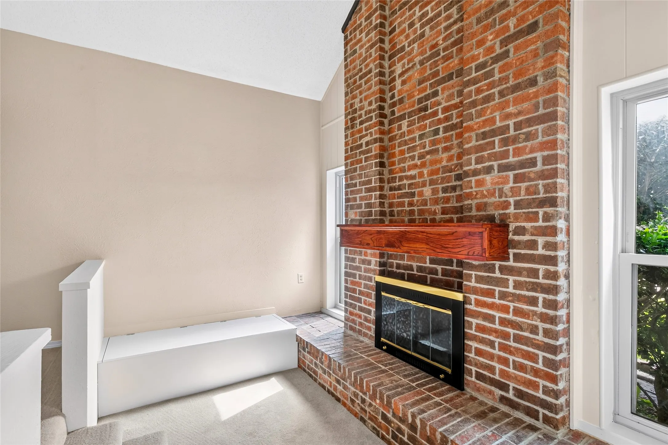 Great Fireplace just waiting to heat up on a cool night!