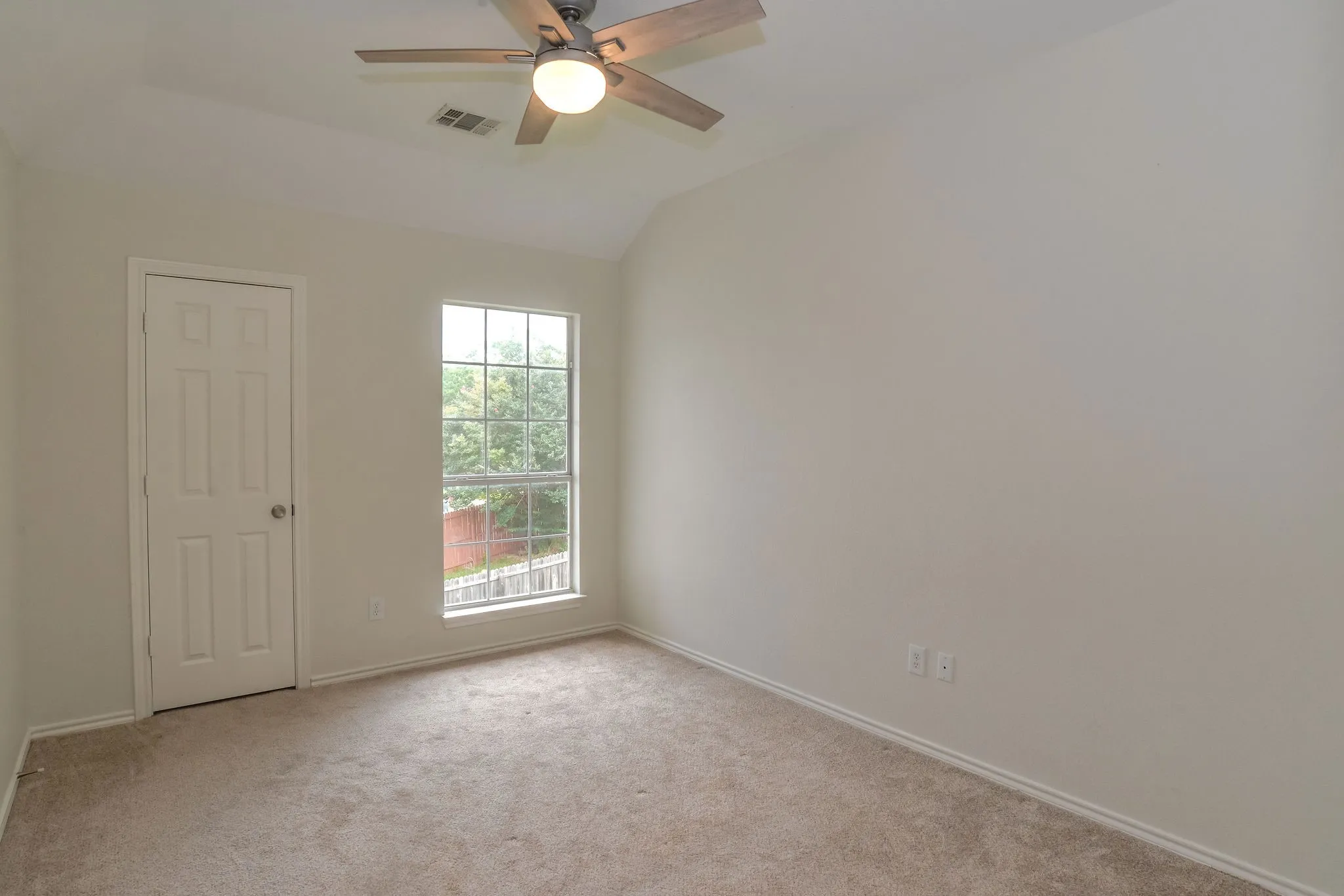Single Family Residence For Rent in Denton County , 923 Kathryn Drive, Lewisville, Texas 75067, 3 Bedroom, 3 Bathroom, 2 Garage spaces, 1,453 Sqft, built in 1999, mls#21335288, Real Estate Agent in Lewisville, Homes For Rent in Denton county, Homes For Rent in Lewisville, Realtor in Lewisville Texas, Real Estate Brokerage Independent Realty Texas, Luminita Cordes Realtor