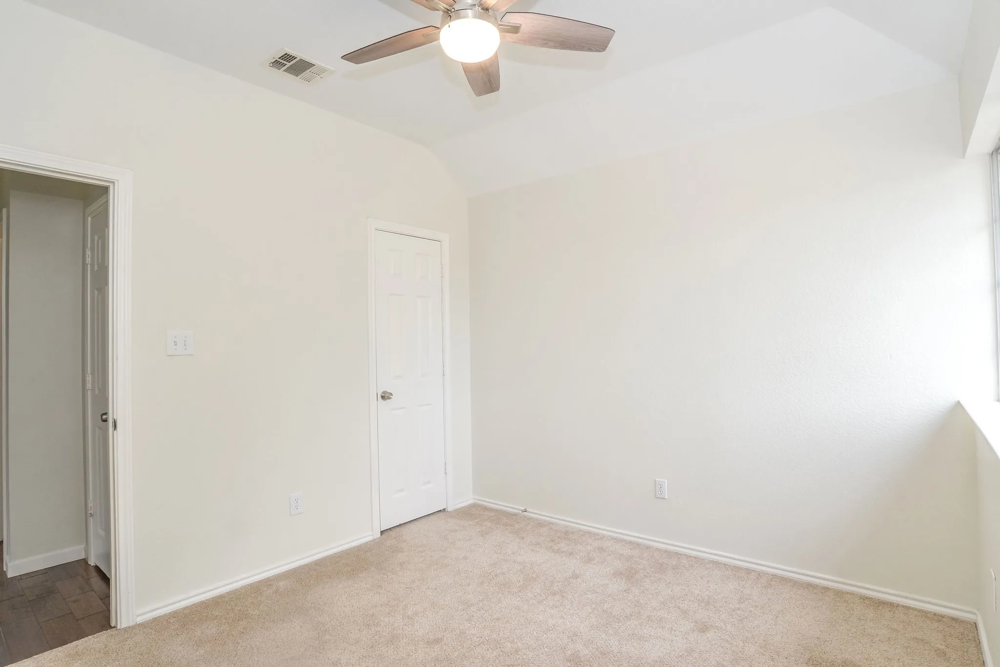 Single Family Residence For Rent in Denton County , 923 Kathryn Drive, Lewisville, Texas 75067, 3 Bedroom, 3 Bathroom, 2 Garage spaces, 1,453 Sqft, built in 1999, mls#21335288, Real Estate Agent in Lewisville, Homes For Rent in Denton county, Homes For Rent in Lewisville, Realtor in Lewisville Texas, Real Estate Brokerage Independent Realty Texas, Luminita Cordes Realtor