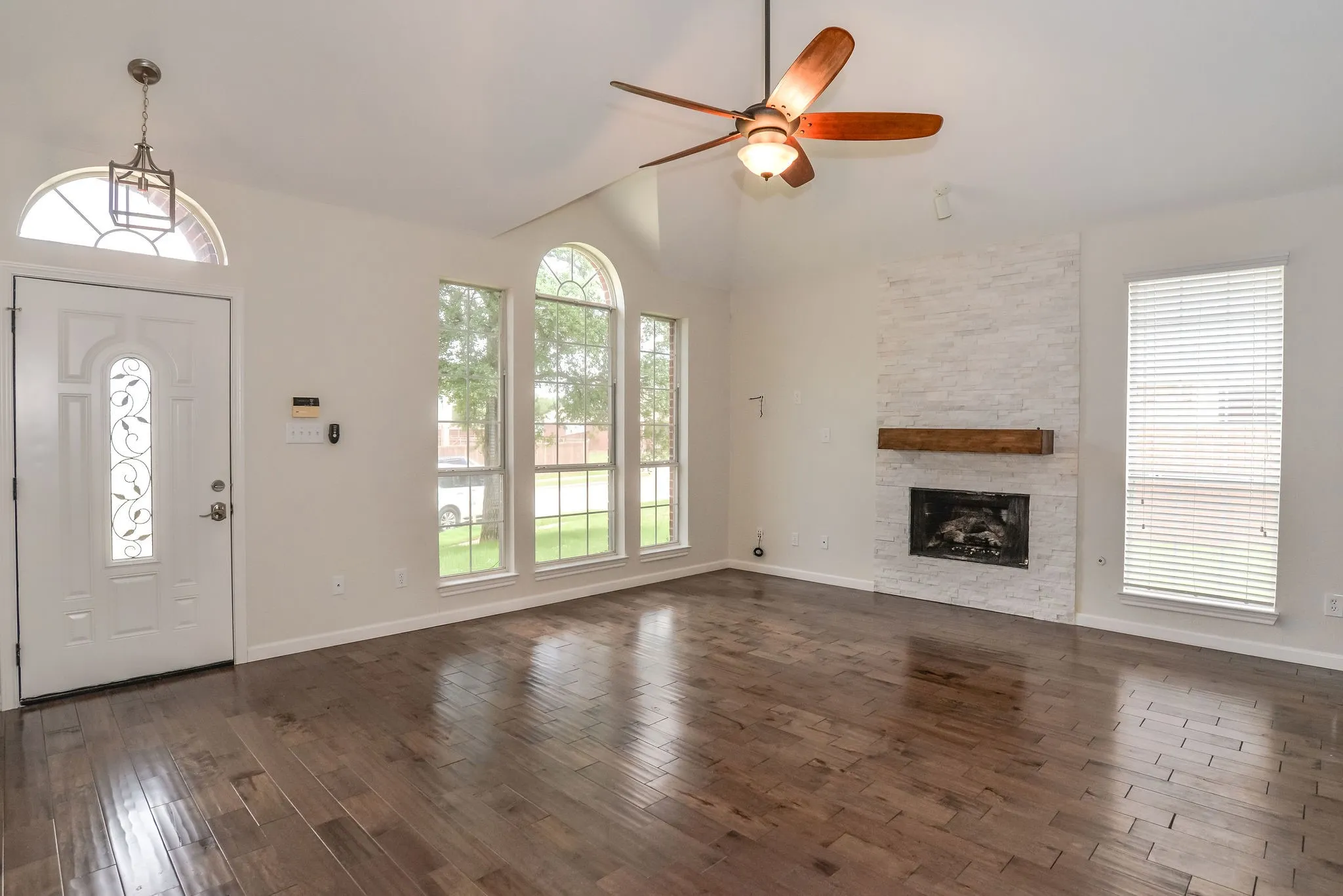 Single Family Residence For Rent in Denton County , 923 Kathryn Drive, Lewisville, Texas 75067, 3 Bedroom, 3 Bathroom, 2 Garage spaces, 1,453 Sqft, built in 1999, mls#21335288, Real Estate Agent in Lewisville, Homes For Rent in Denton county, Homes For Rent in Lewisville, Realtor in Lewisville Texas, Real Estate Brokerage Independent Realty Texas, Luminita Cordes Realtor