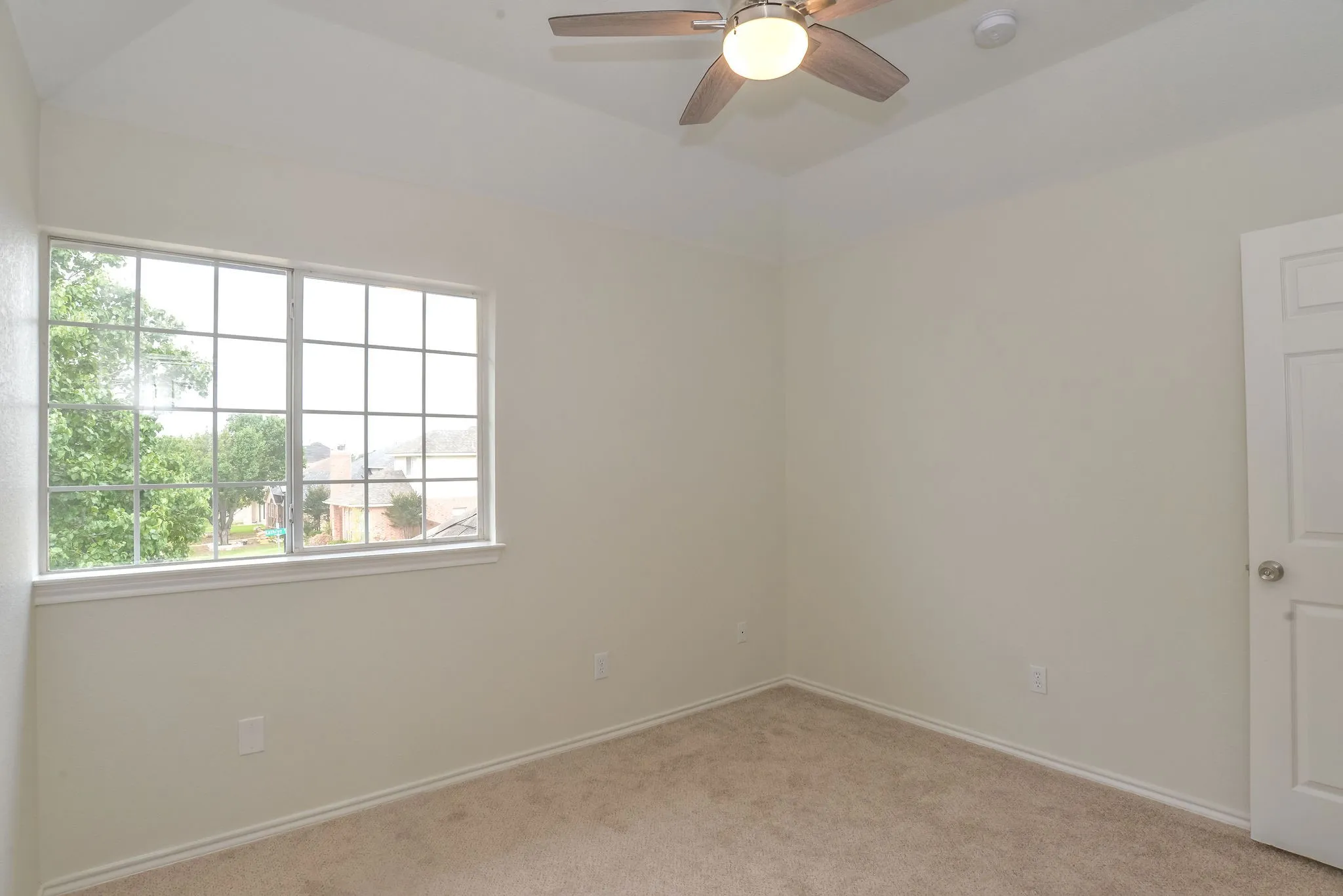 Single Family Residence For Rent in Denton County , 923 Kathryn Drive, Lewisville, Texas 75067, 3 Bedroom, 3 Bathroom, 2 Garage spaces, 1,453 Sqft, built in 1999, mls#21335288, Real Estate Agent in Lewisville, Homes For Rent in Denton county, Homes For Rent in Lewisville, Realtor in Lewisville Texas, Real Estate Brokerage Independent Realty Texas, Luminita Cordes Realtor