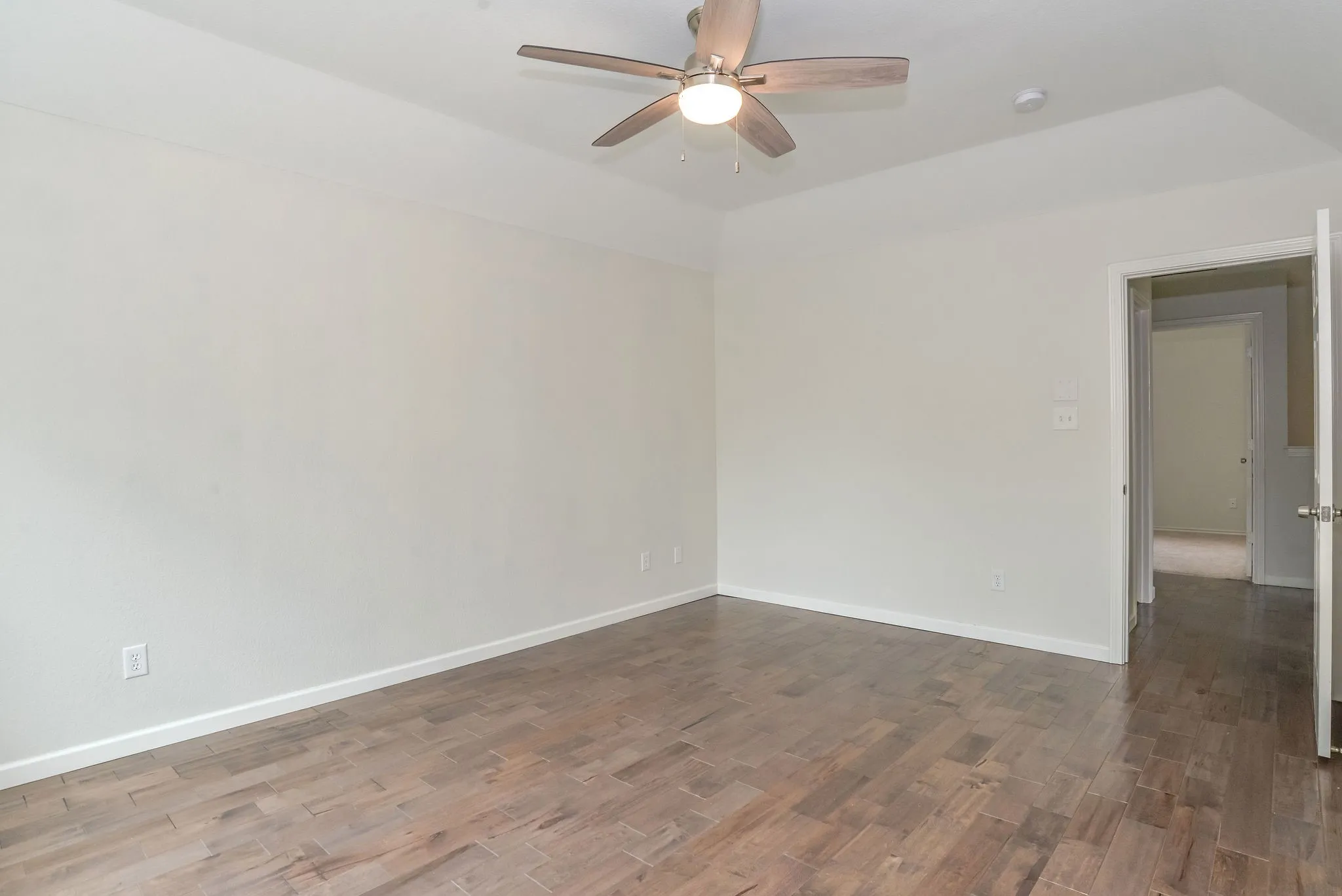 Single Family Residence For Rent in Denton County , 923 Kathryn Drive, Lewisville, Texas 75067, 3 Bedroom, 3 Bathroom, 2 Garage spaces, 1,453 Sqft, built in 1999, mls#21335288, Real Estate Agent in Lewisville, Homes For Rent in Denton county, Homes For Rent in Lewisville, Realtor in Lewisville Texas, Real Estate Brokerage Independent Realty Texas, Luminita Cordes Realtor