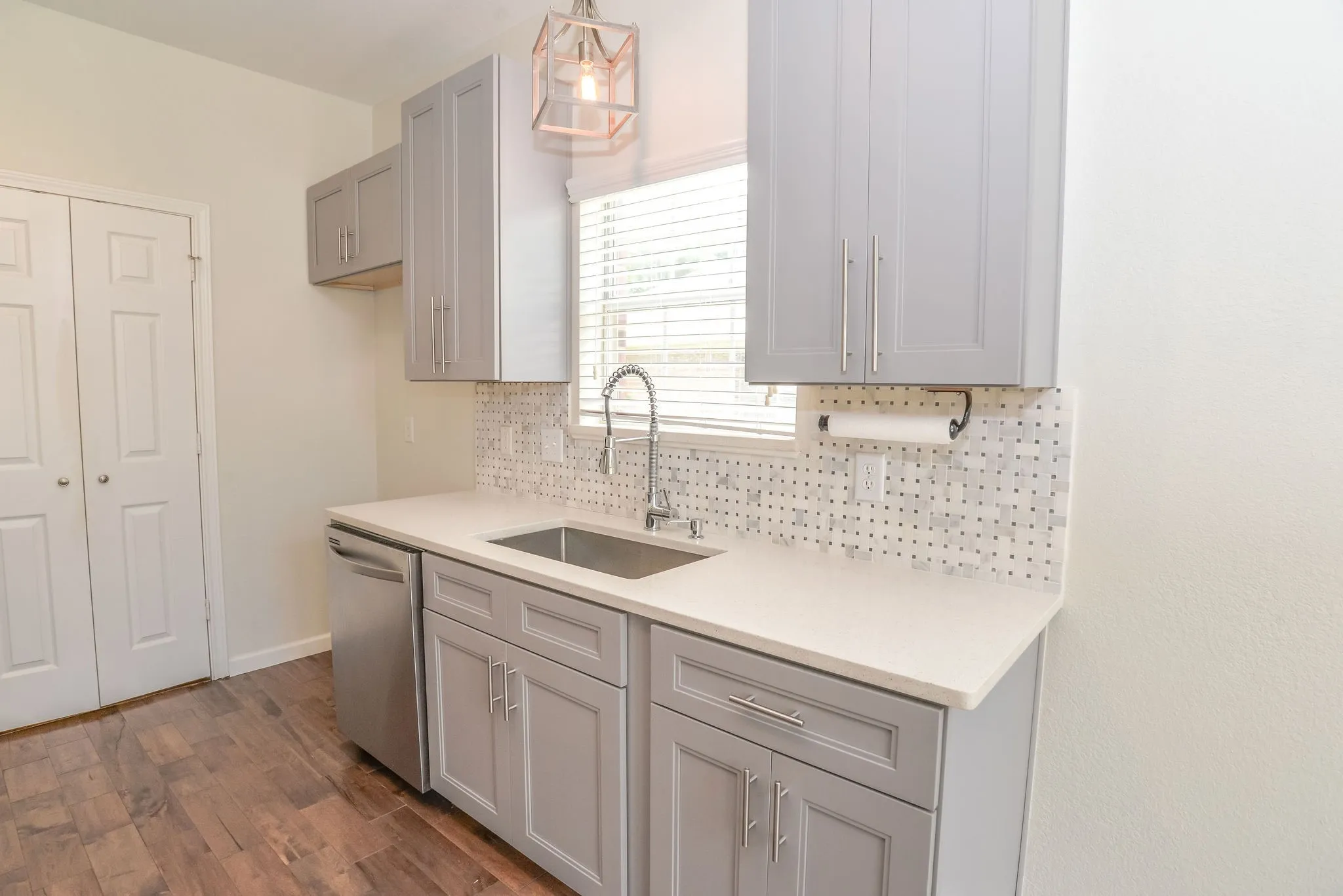Single Family Residence For Rent in Denton County , 923 Kathryn Drive, Lewisville, Texas 75067, 3 Bedroom, 3 Bathroom, 2 Garage spaces, 1,453 Sqft, built in 1999, mls#21335288, Real Estate Agent in Lewisville, Homes For Rent in Denton county, Homes For Rent in Lewisville, Realtor in Lewisville Texas, Real Estate Brokerage Independent Realty Texas, Luminita Cordes Realtor