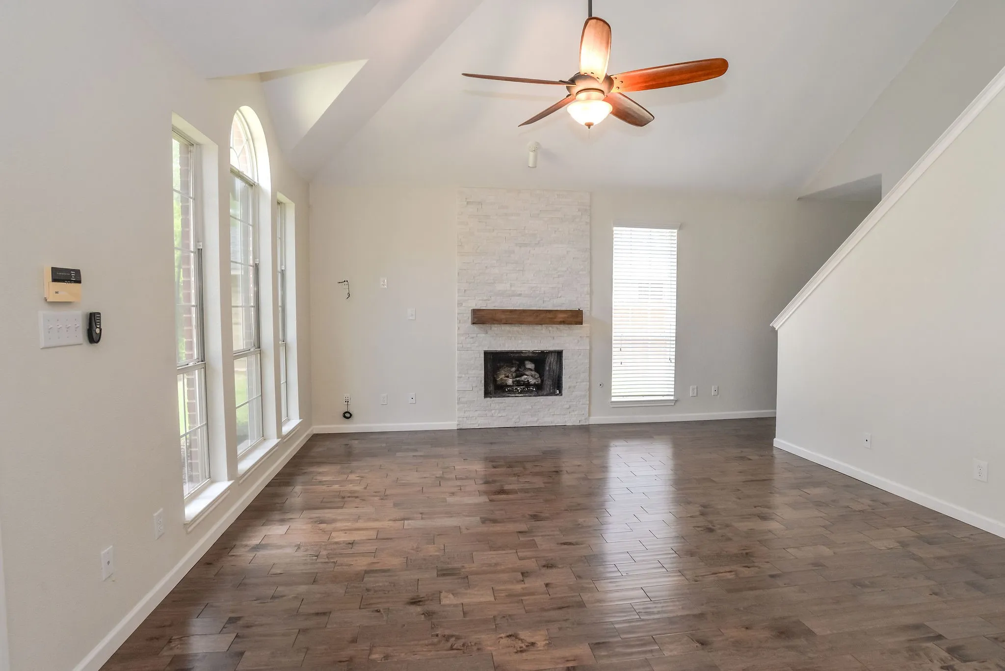 Single Family Residence For Rent in Denton County , 923 Kathryn Drive, Lewisville, Texas 75067, 3 Bedroom, 3 Bathroom, 2 Garage spaces, 1,453 Sqft, built in 1999, mls#21335288, Real Estate Agent in Lewisville, Homes For Rent in Denton county, Homes For Rent in Lewisville, Realtor in Lewisville Texas, Real Estate Brokerage Independent Realty Texas, Luminita Cordes Realtor