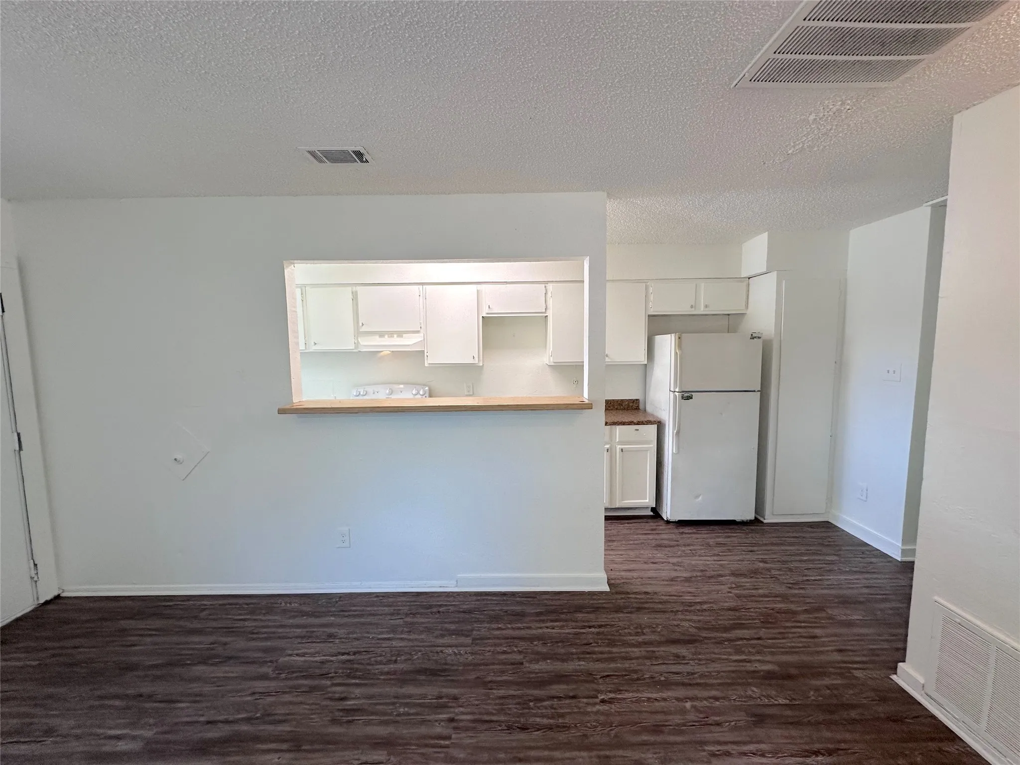 Duplex For Rent in Tarrant County , 5408 Helmick Avenue, Fort Worth, Texas 76107, 2 Bedroom, 1 Bathroom, Garage spaces, 700 Sqft, built in 1983, mls#21335297, Real Estate Agent in Fort Worth, Homes For Rent in Tarrant county, Homes For Rent in Fort Worth, Realtor in Fort Worth Texas, Real Estate Brokerage Independent Realty Texas, Luminita Cordes Realtor