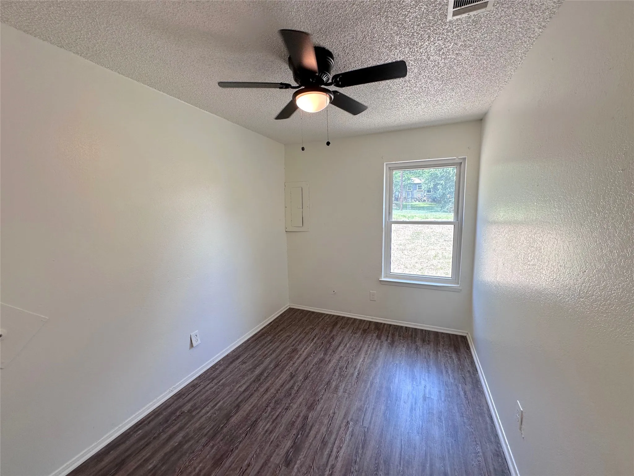 Duplex For Rent in Tarrant County , 5408 Helmick Avenue, Fort Worth, Texas 76107, 2 Bedroom, 1 Bathroom, Garage spaces, 700 Sqft, built in 1983, mls#21335297, Real Estate Agent in Fort Worth, Homes For Rent in Tarrant county, Homes For Rent in Fort Worth, Realtor in Fort Worth Texas, Real Estate Brokerage Independent Realty Texas, Luminita Cordes Realtor