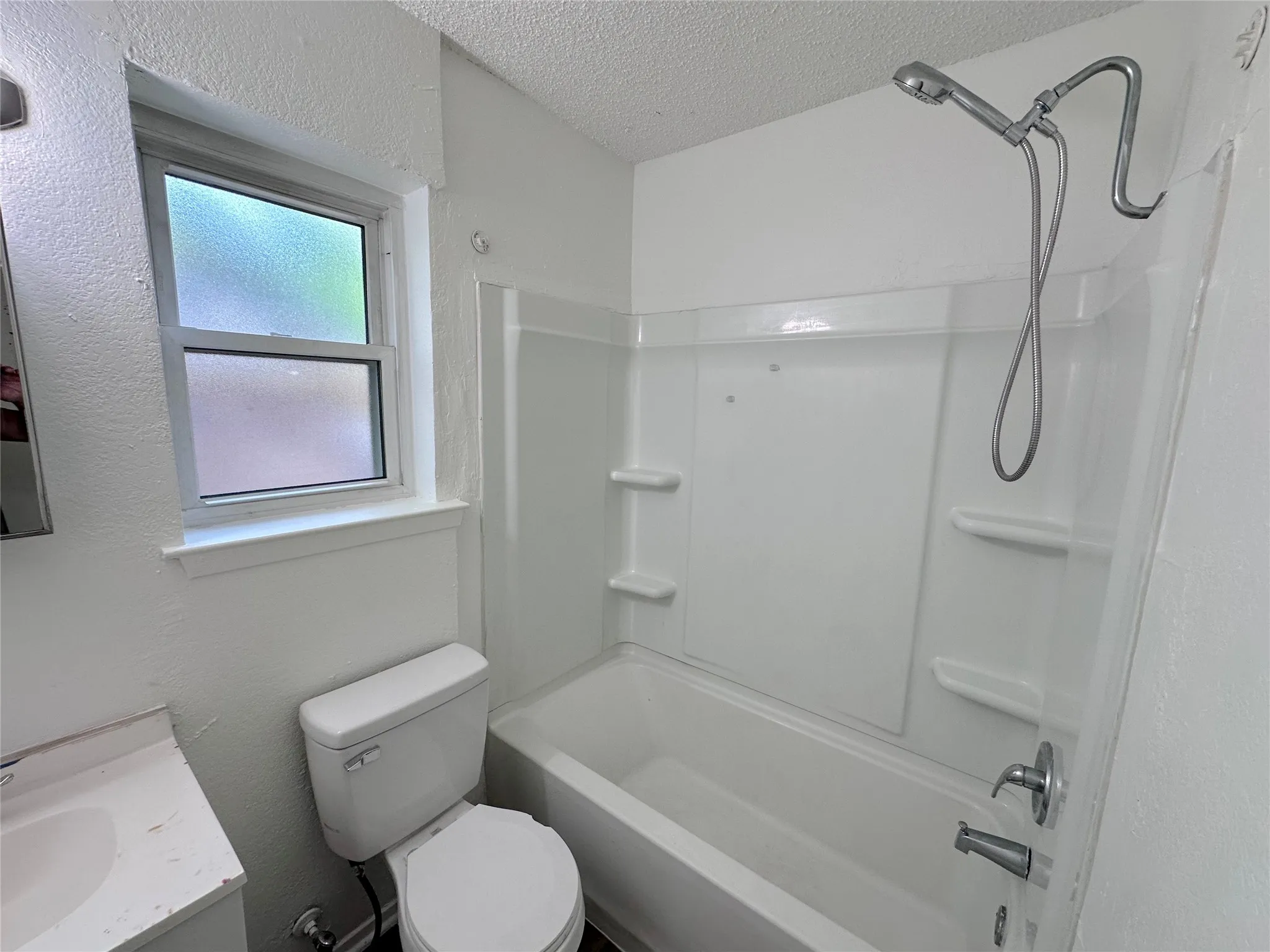 Duplex For Rent in Tarrant County , 5408 Helmick Avenue, Fort Worth, Texas 76107, 2 Bedroom, 1 Bathroom, Garage spaces, 700 Sqft, built in 1983, mls#21335297, Real Estate Agent in Fort Worth, Homes For Rent in Tarrant county, Homes For Rent in Fort Worth, Realtor in Fort Worth Texas, Real Estate Brokerage Independent Realty Texas, Luminita Cordes Realtor