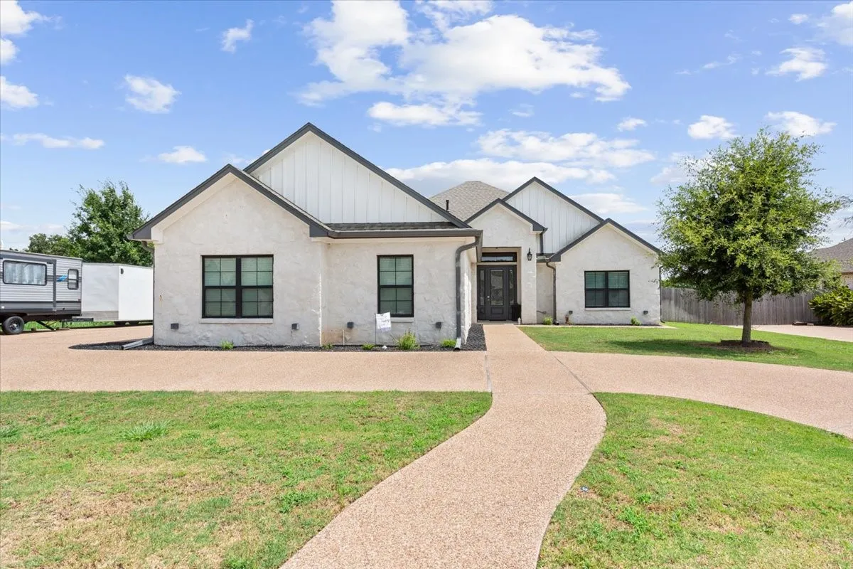 Single Family Residence For Sale in Mc Lennan County , 205 Fox Run Lane, Robinson, Texas 76706, 4 Bedroom, 3 Bathroom, 3 Garage spaces, 2,360 Sqft, built in 2020, mls#21335195, Real Estate Agent in Robinson, Homes For Sale in Mc Lennan county, Homes For Sale in Robinson, Realtor in Robinson Texas, Real Estate Brokerage Independent Realty Texas, Luminita Cordes Realtor