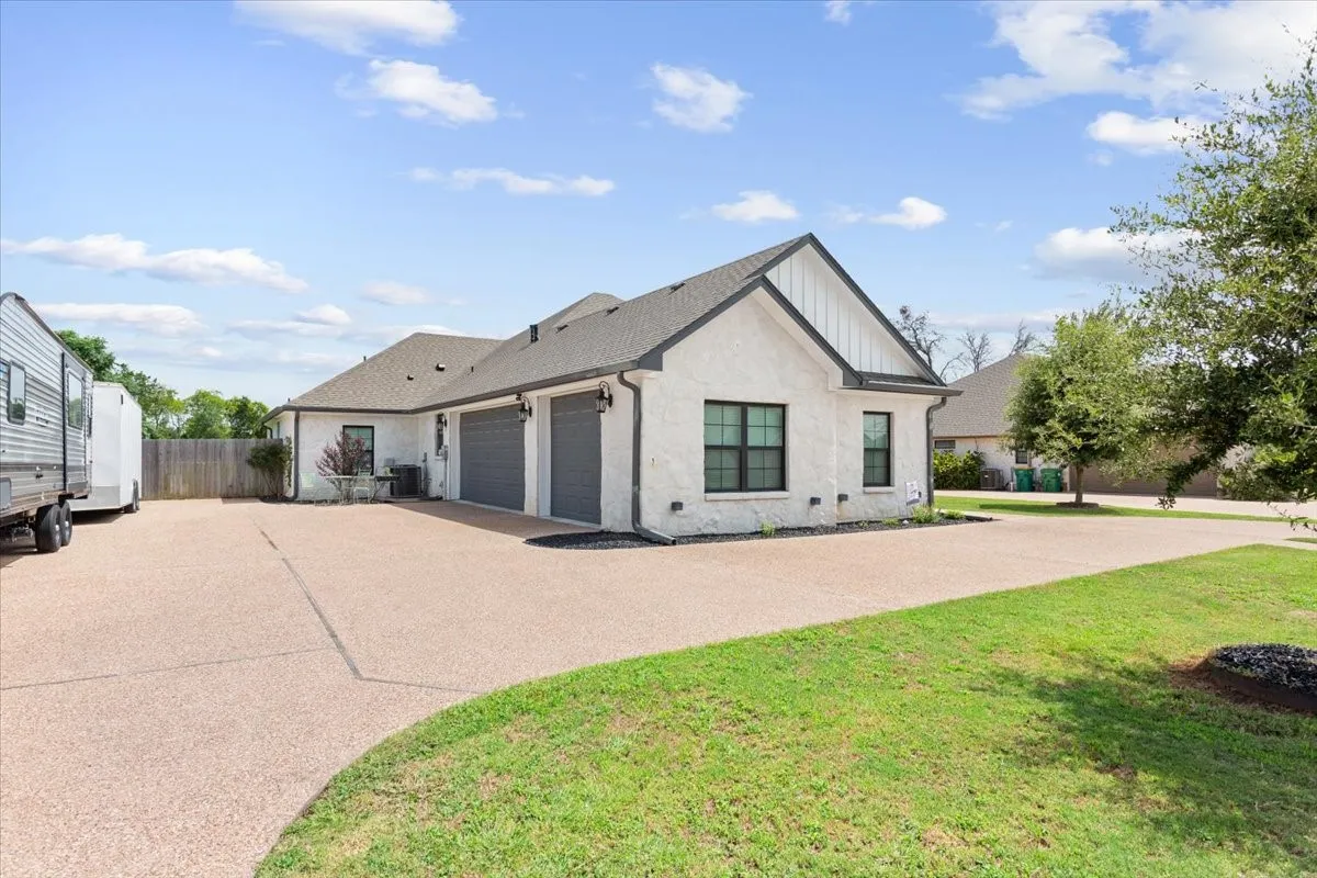 Single Family Residence For Sale in Mc Lennan County , 205 Fox Run Lane, Robinson, Texas 76706, 4 Bedroom, 3 Bathroom, 3 Garage spaces, 2,360 Sqft, built in 2020, mls#21335195, Real Estate Agent in Robinson, Homes For Sale in Mc Lennan county, Homes For Sale in Robinson, Realtor in Robinson Texas, Real Estate Brokerage Independent Realty Texas, Luminita Cordes Realtor