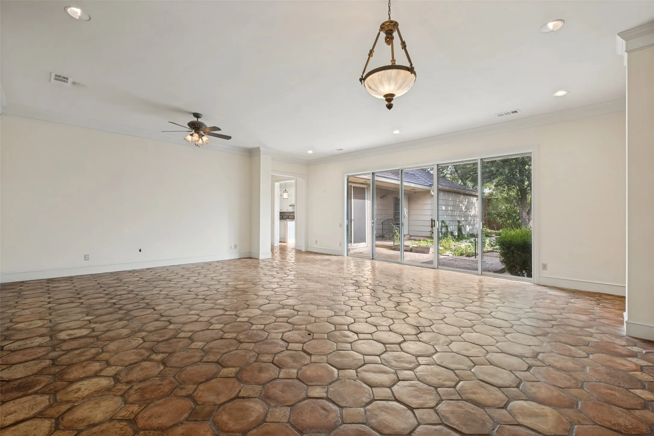 Single Family Residence For Sale in Dallas County , 7211 Lavendale Circle, Dallas, Texas 75230, 3 Bedroom, 3 Bathroom, 2 Garage spaces, 3,021 Sqft, built in 1978, mls#21334924, Real Estate Agent in Dallas, Homes For Sale in Dallas county, Homes For Sale in Dallas, Realtor in Dallas Texas, Real Estate Brokerage Independent Realty Texas, Luminita Cordes Realtor