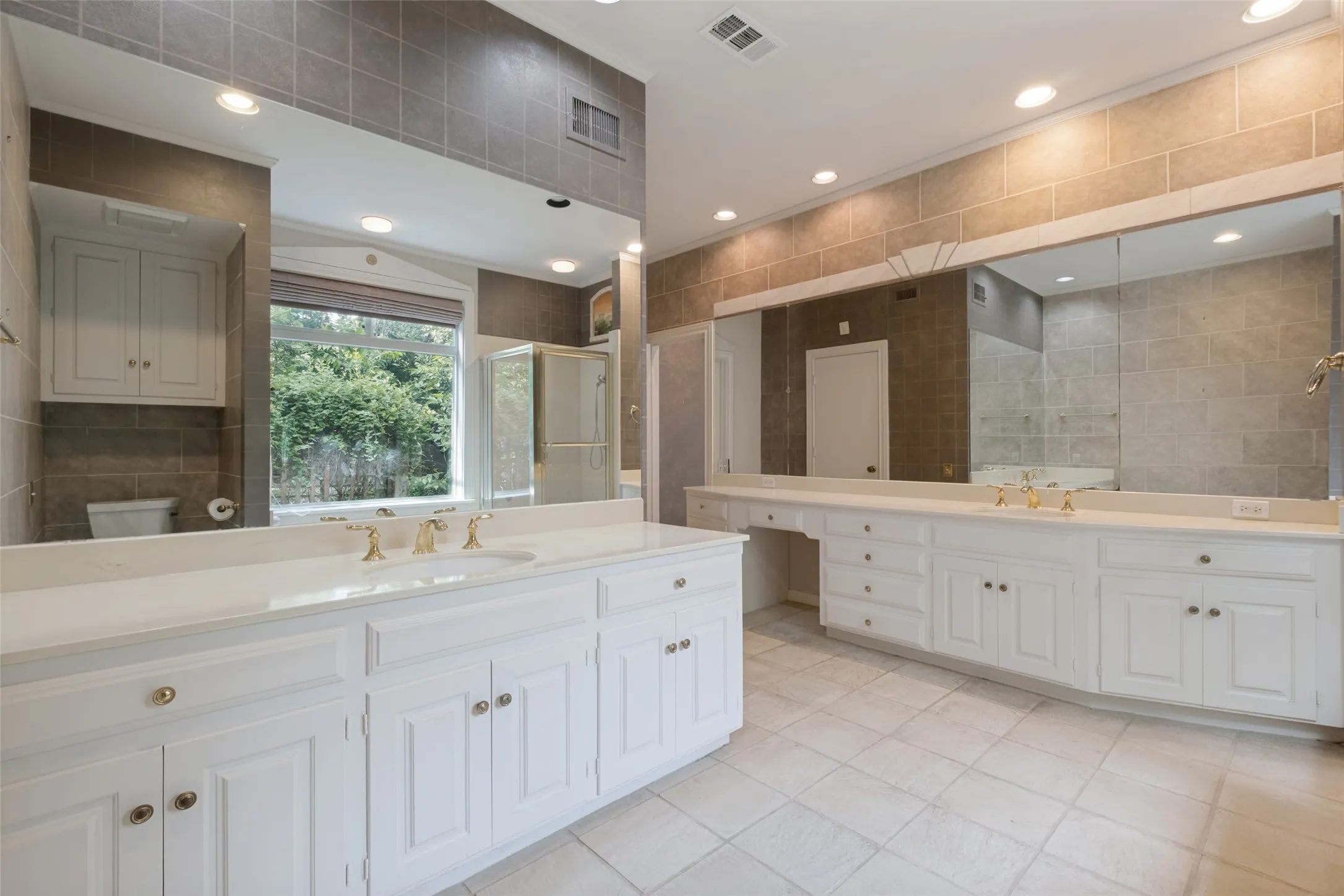 Single Family Residence For Sale in Dallas County , 7211 Lavendale Circle, Dallas, Texas 75230, 3 Bedroom, 3 Bathroom, 2 Garage spaces, 3,021 Sqft, built in 1978, mls#21334924, Real Estate Agent in Dallas, Homes For Sale in Dallas county, Homes For Sale in Dallas, Realtor in Dallas Texas, Real Estate Brokerage Independent Realty Texas, Luminita Cordes Realtor