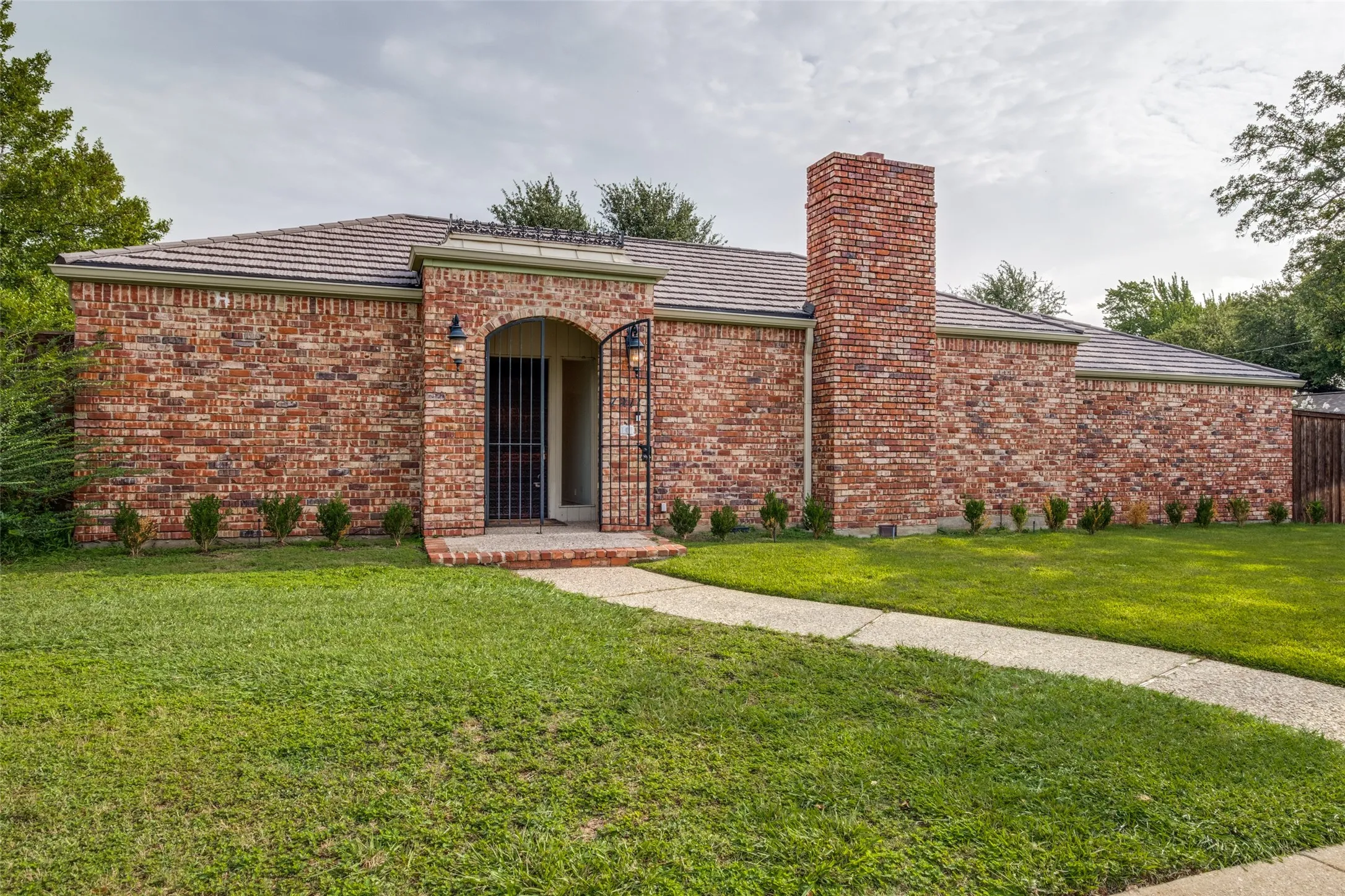 Single Family Residence For Sale in Dallas County , 7211 Lavendale Circle, Dallas, Texas 75230, 3 Bedroom, 3 Bathroom, 2 Garage spaces, 3,021 Sqft, built in 1978, mls#21334924, Real Estate Agent in Dallas, Homes For Sale in Dallas county, Homes For Sale in Dallas, Realtor in Dallas Texas, Real Estate Brokerage Independent Realty Texas, Luminita Cordes Realtor
