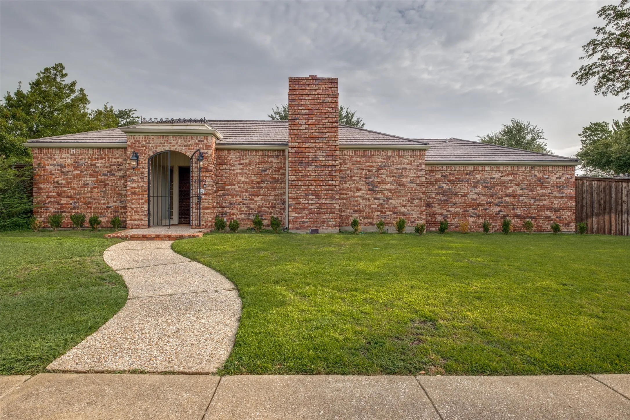 Single Family Residence For Sale in Dallas County , 7211 Lavendale Circle, Dallas, Texas 75230, 3 Bedroom, 3 Bathroom, 2 Garage spaces, 3,021 Sqft, built in 1978, mls#21334924, Real Estate Agent in Dallas, Homes For Sale in Dallas county, Homes For Sale in Dallas, Realtor in Dallas Texas, Real Estate Brokerage Independent Realty Texas, Luminita Cordes Realtor